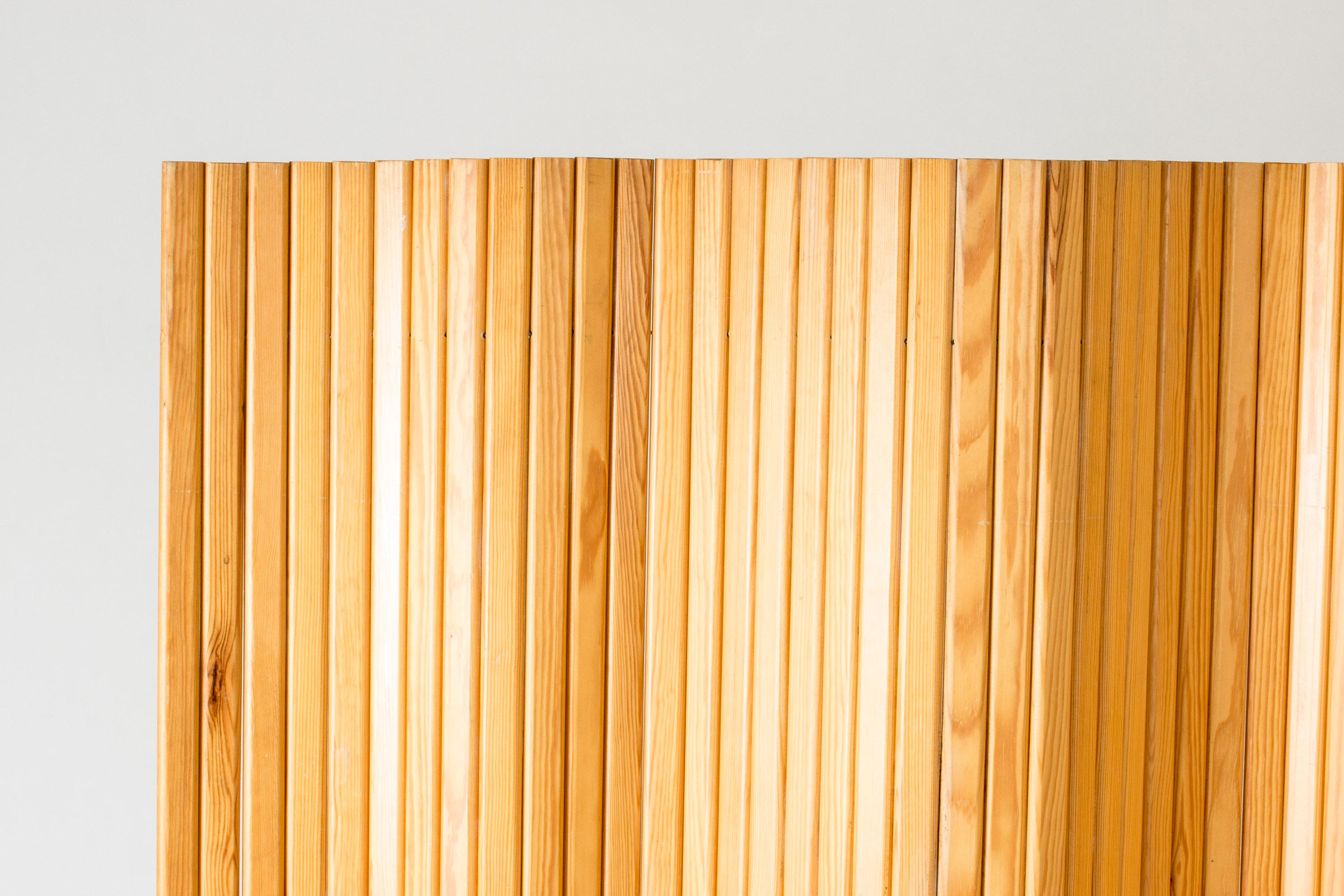 Beautiful room divider by Alvar Aalto, made from vertical slats of pine, snugly adjoined. Can be shaped in various ways and stands steadily on the ground.