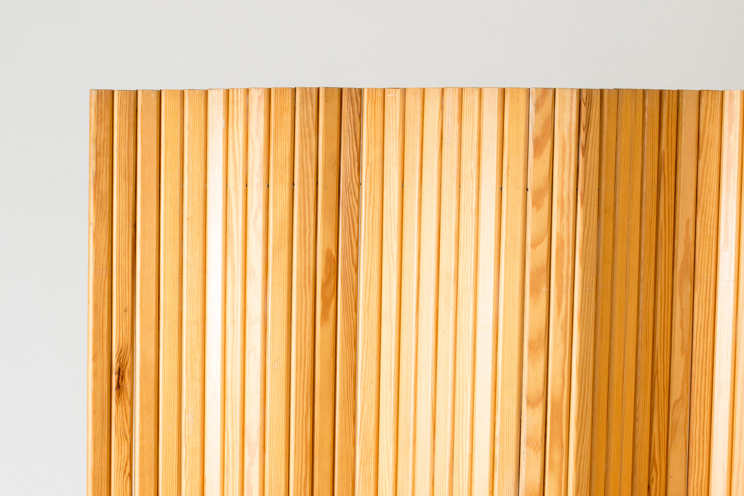 Beautiful room divider by Alvar Aalto, made from vertical slats of pine, snugly adjoined. Can be shaped in various ways and stands steadily on the ground.