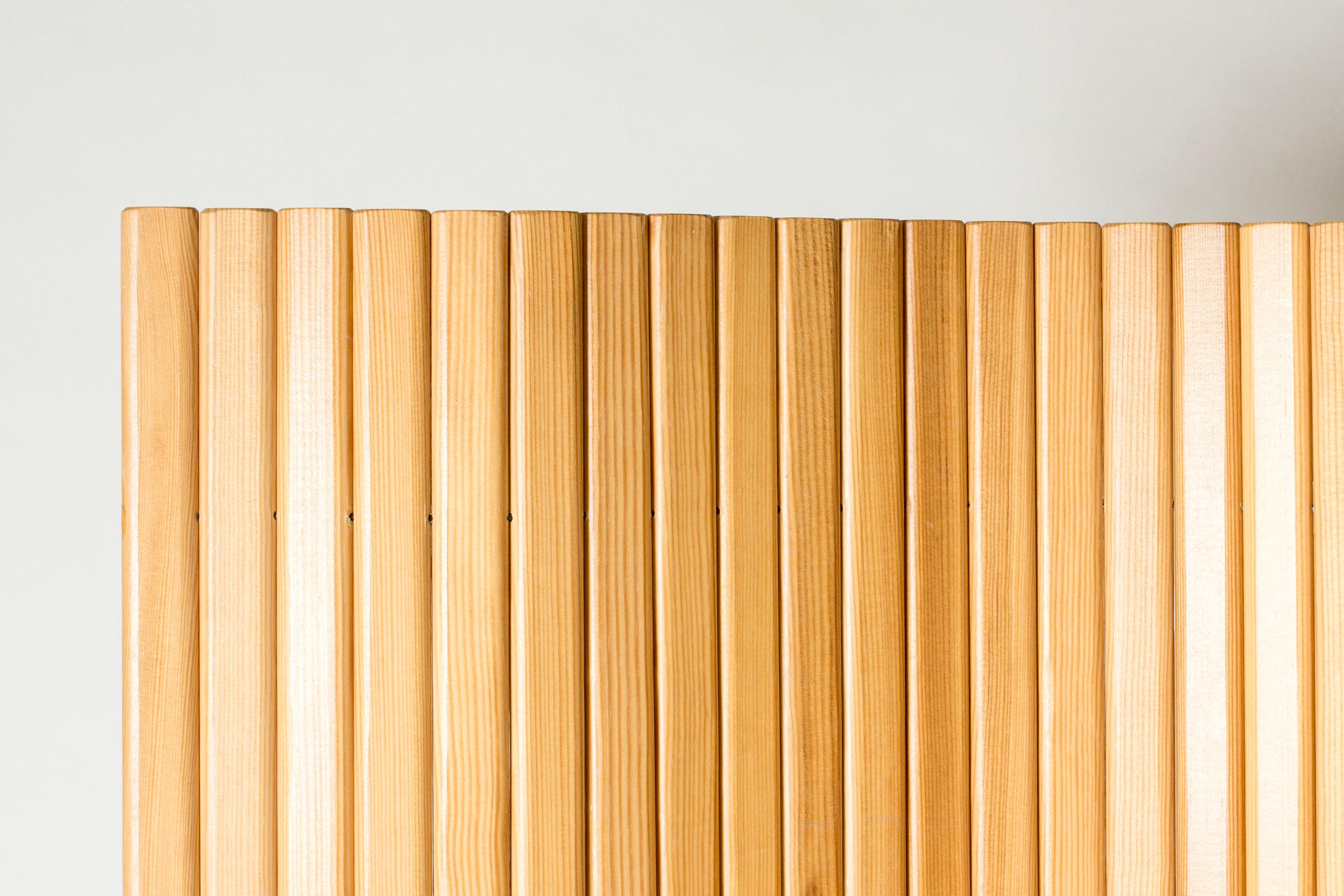 Beautiful room divider by Alvar Aalto, made from vertical slats of pine, snugly adjoined. Can be shaped in various ways and stands steadily on the ground.