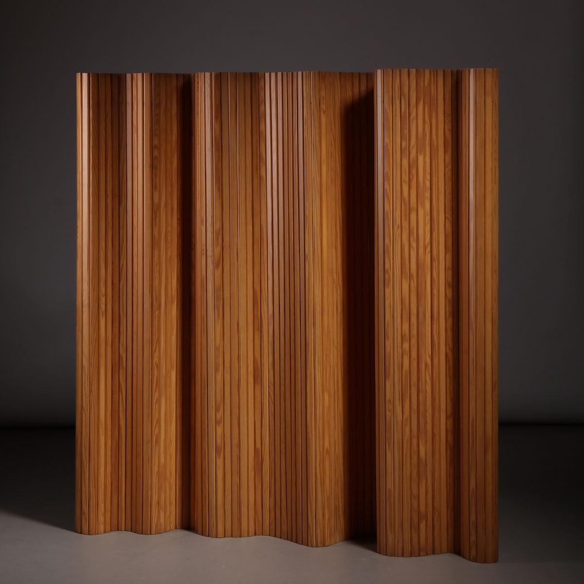 Rare pinewood room divider model 100 designed by Alvar Aalto for Artek in Finland, 1940s.

This rare room divider, designed by renowned Finnish architect and designer Alvar Aalto and manufactured by Artek in the 1940s, consists of individual thin