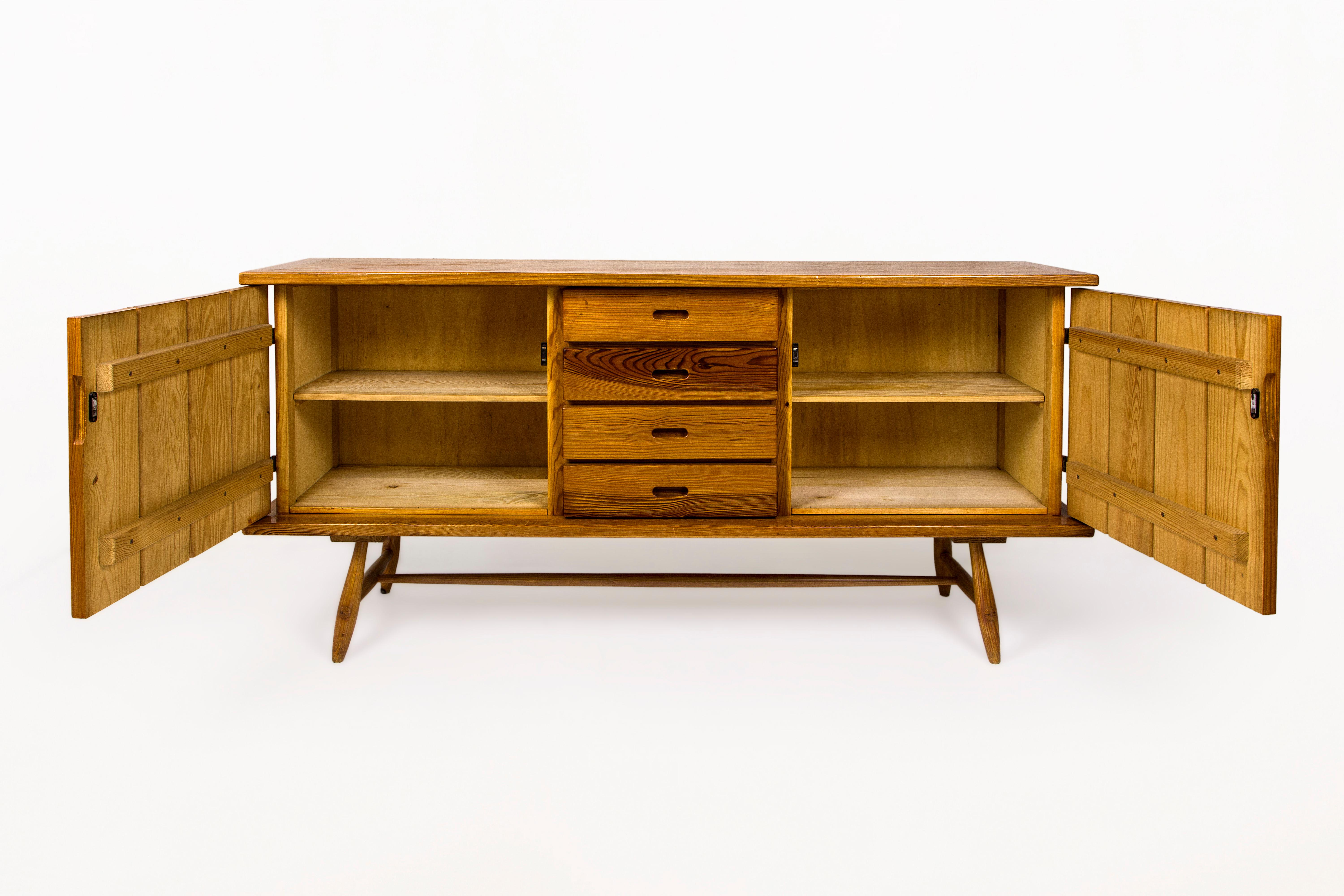 Sideboard aus Kiefernholz
Zweitürig mit vier mittleren Schubladen und Spindelfüßen
Frankreich, um 1960
In sehr gutem Vintage-Zustand.