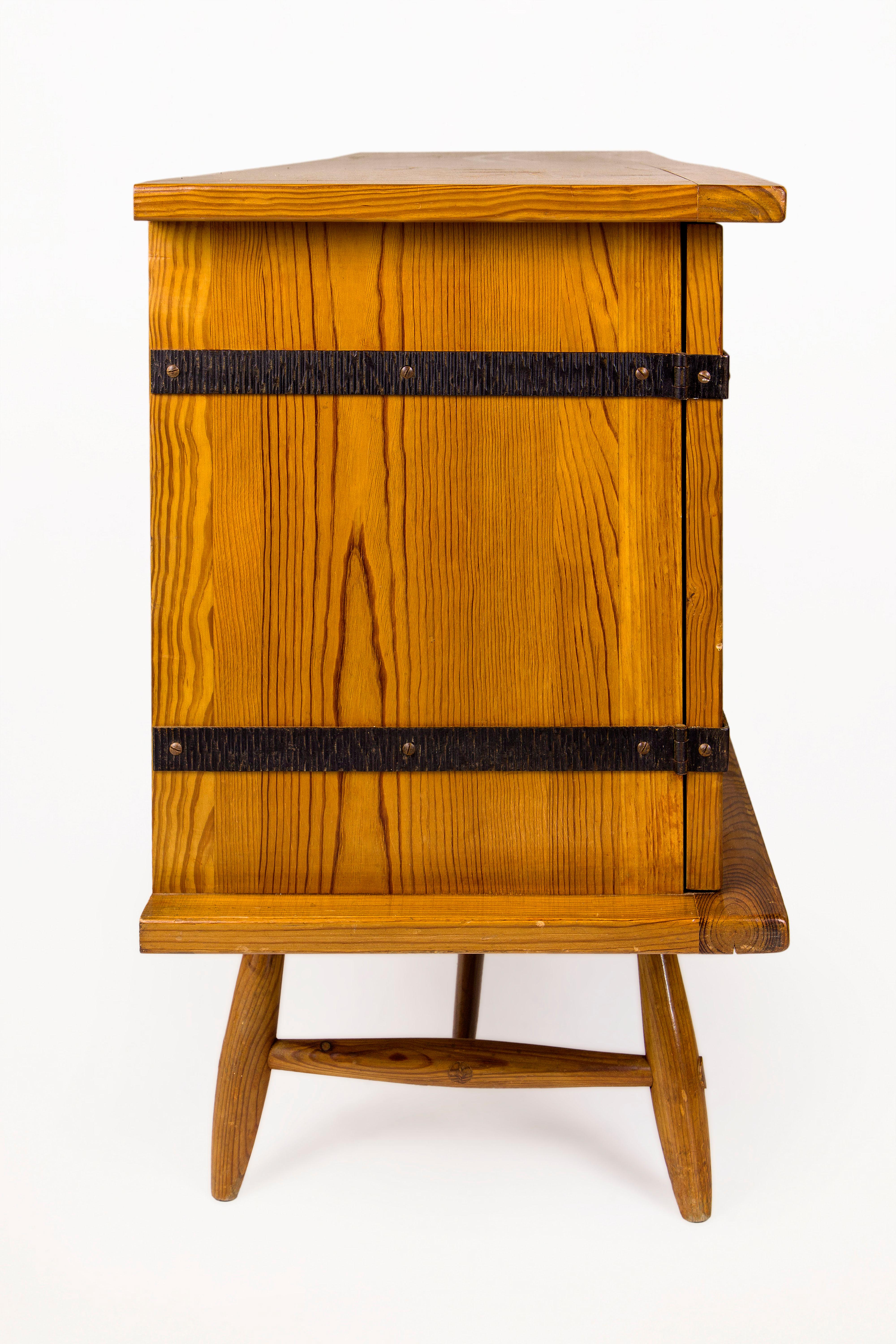 Francese Credenza in legno di pino, 1960 circa, Francia in vendita
