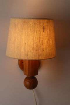 Lampada da parete in legno di pino con paralume di Luxus Sweden