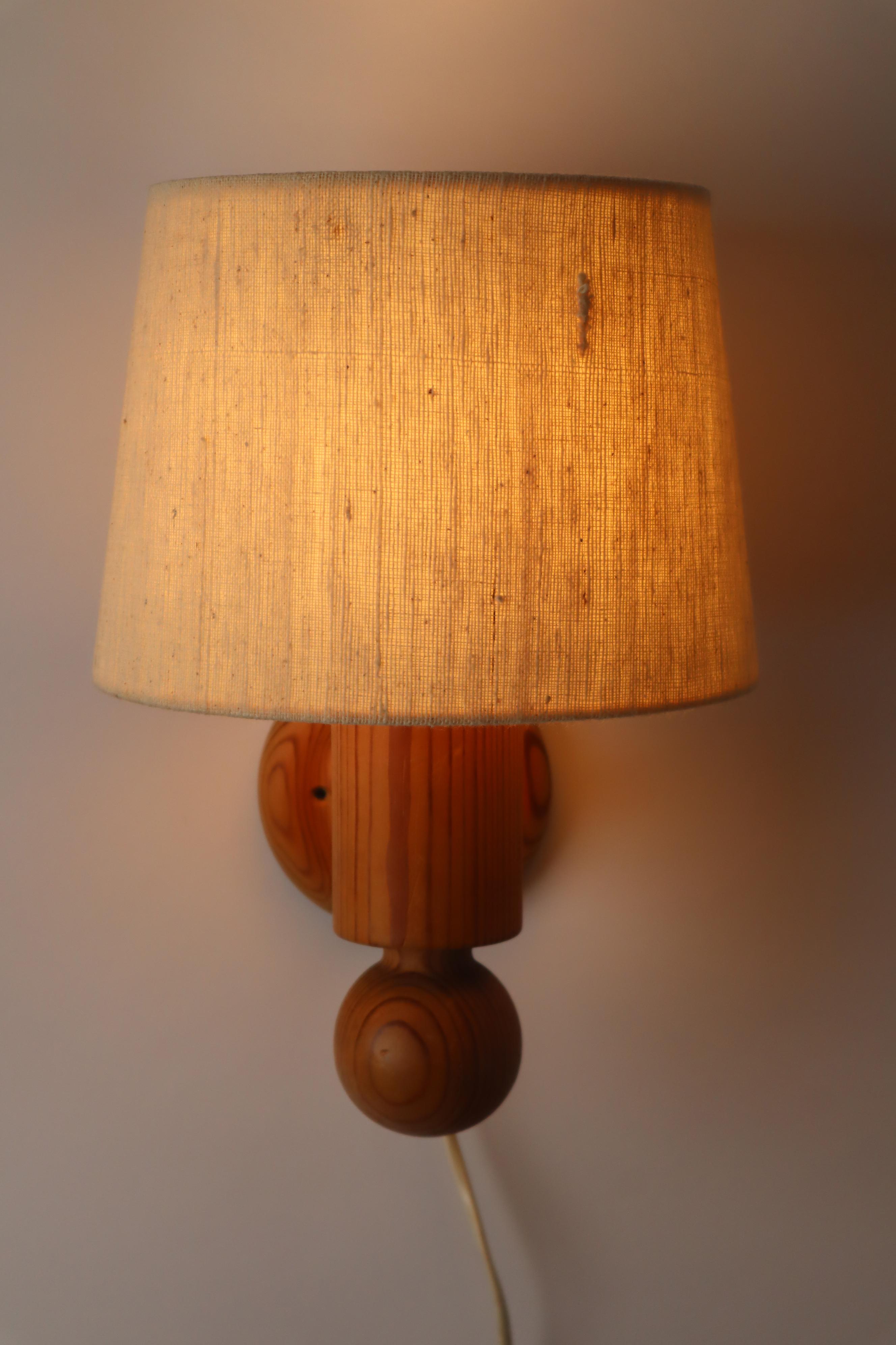 Pinewood wall lamp with lampshade from Luxus Sweden In Good Condition For Sale In Hannover, DE