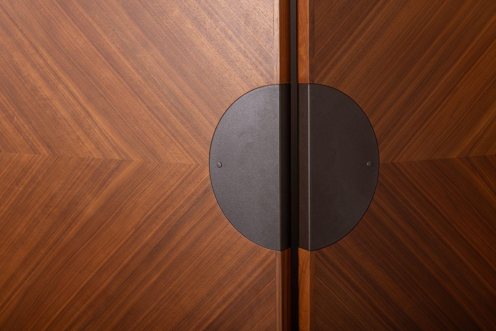 Dieser luxuriöse Raumteiler von Giorgetti besteht aus 4 einzelnen Paneelen mit kreisförmig verlaufendem Furnier aus Nussbaum Canaletto, das einen Sunburst-Effekt erzeugt. Die Kugeln sind von einem eingelassenen Spiegel umgeben und mit bronzefarbenen