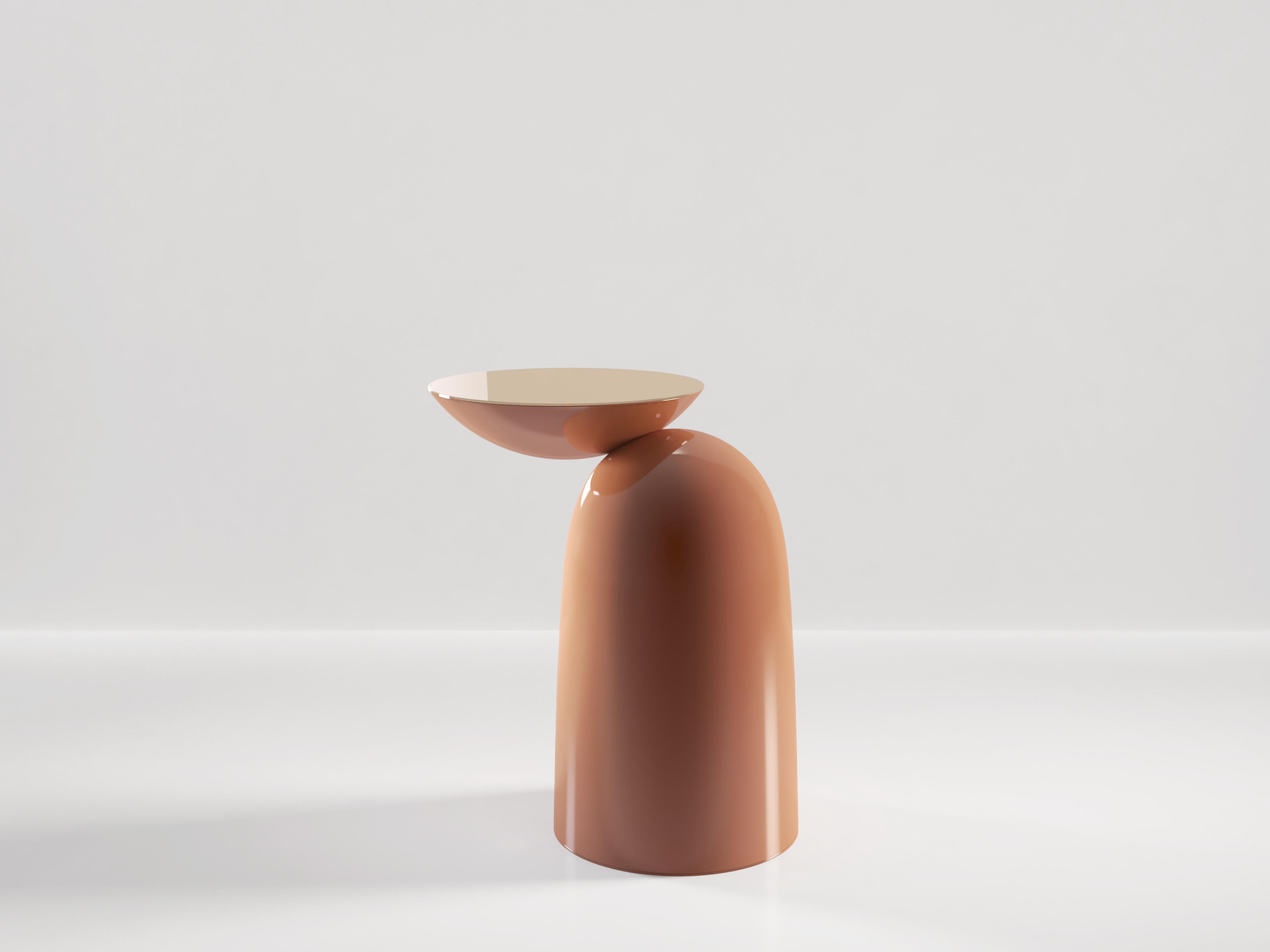Moderne Table d'appoint contemporaine Pingu en métal et laqué en vente