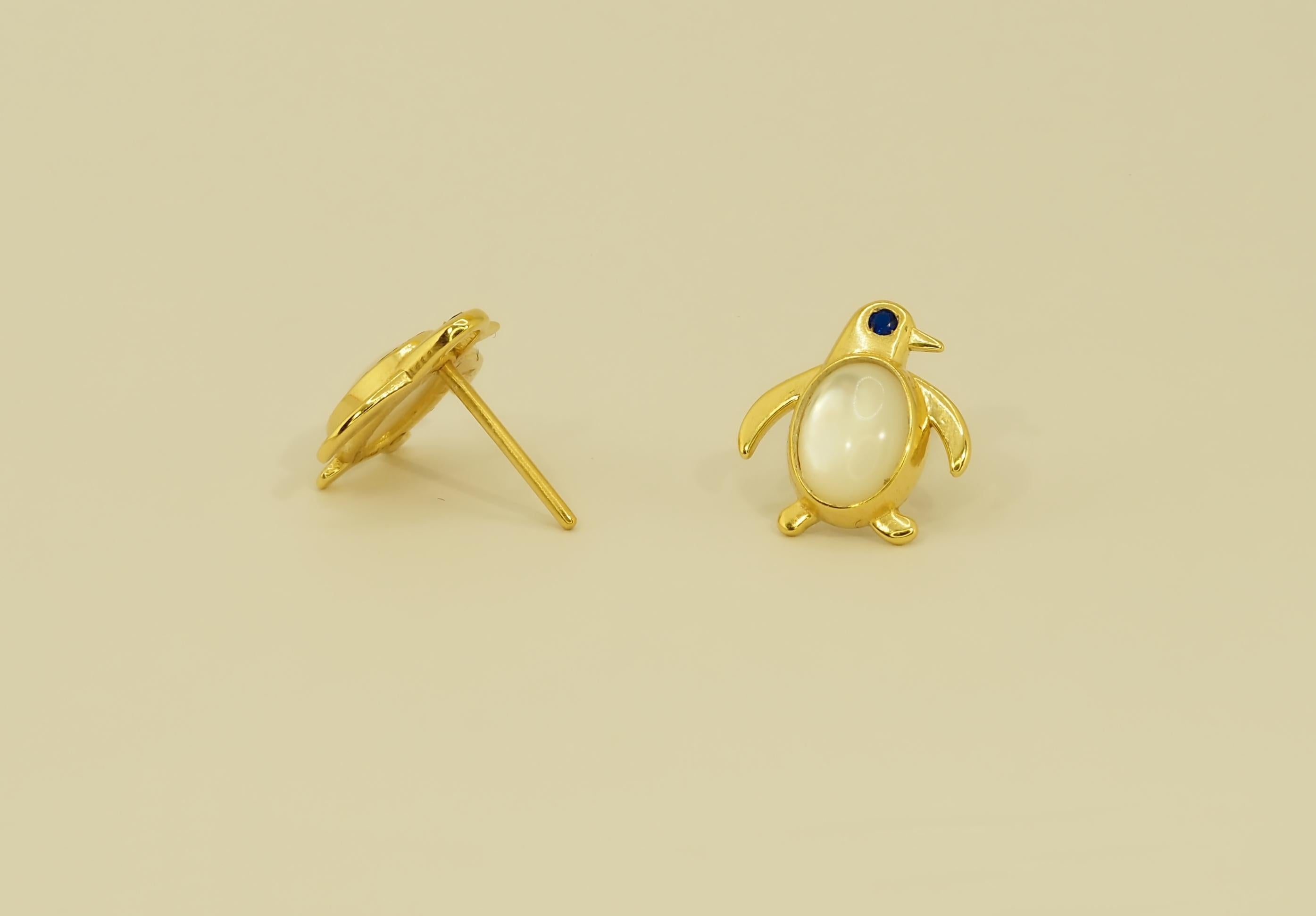Taglio ovale Orecchini con perno in oro 14k Pinguin in vendita