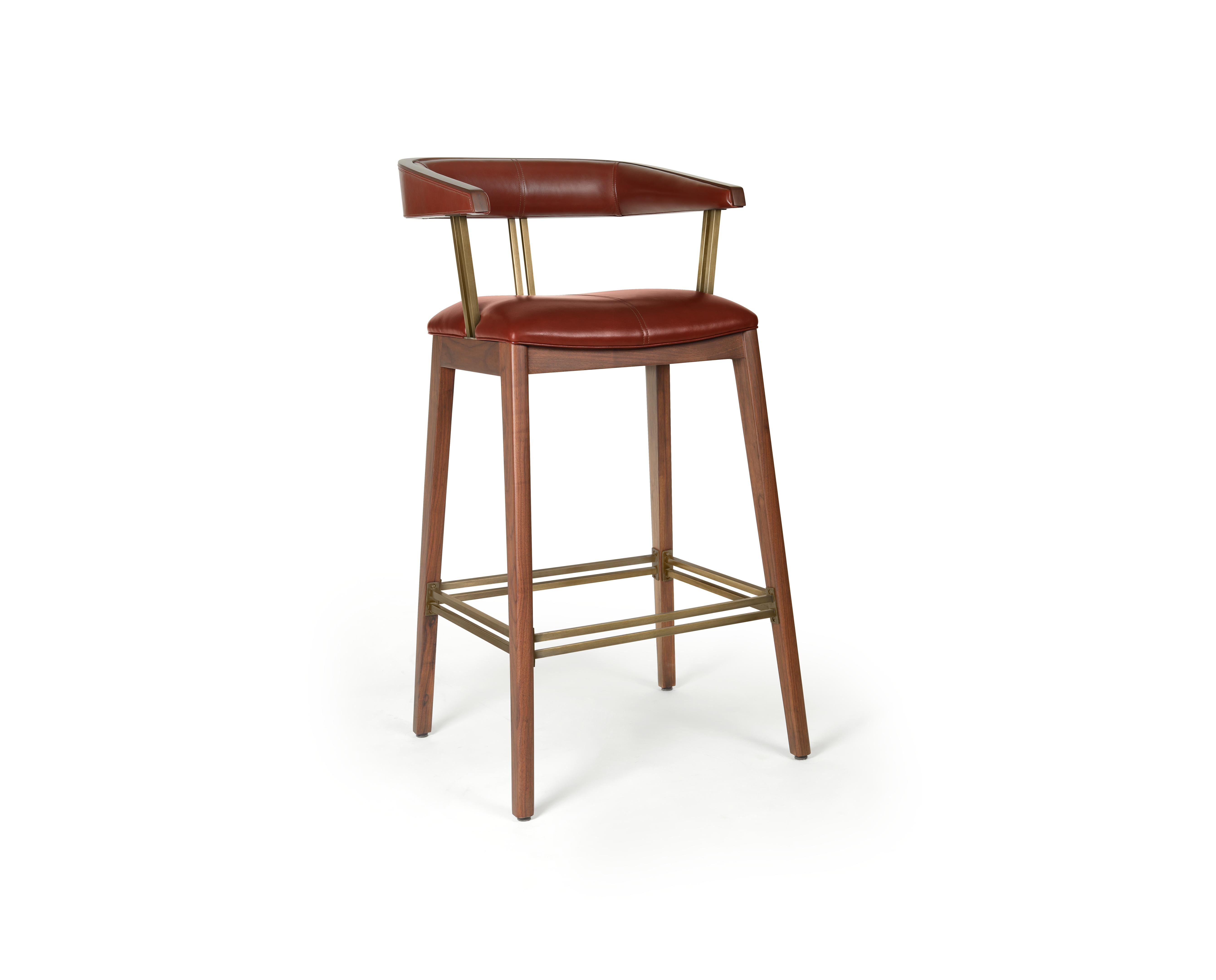 Sedia da bar Pinio di Madheke
Dimensioni: P 55,3 x L 54 x H 104 cm.
Materiali: Pelle, legno, metallo.

Rivestimento classico in pelle con dettagli in ottone bronzato.

Riflettendo il meglio dell'artigianato, dell'innovazione e del patrimonio,