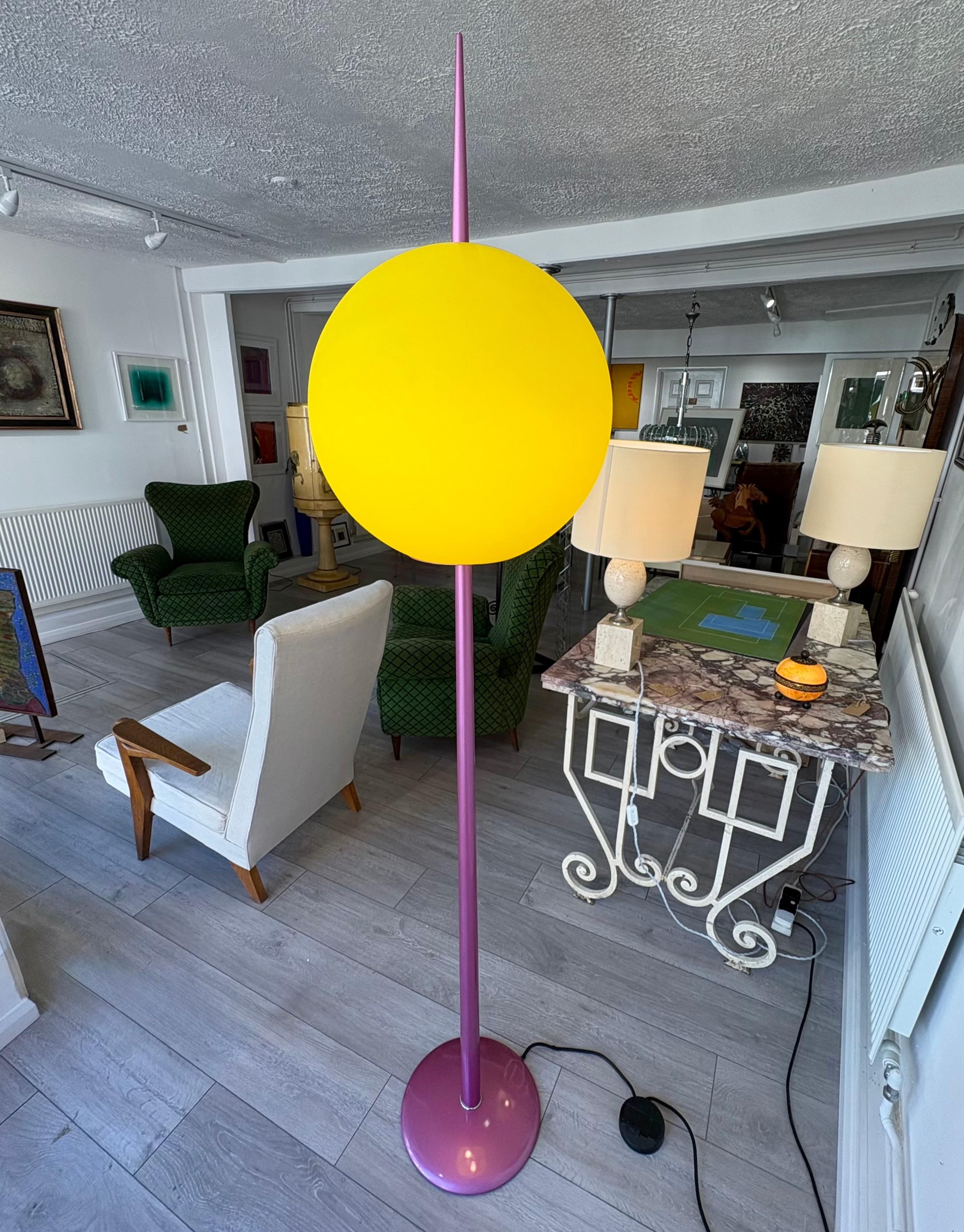 Pink 1980s Italian floor lamp by Targetti with yellow Murano glass shade For Sale 4