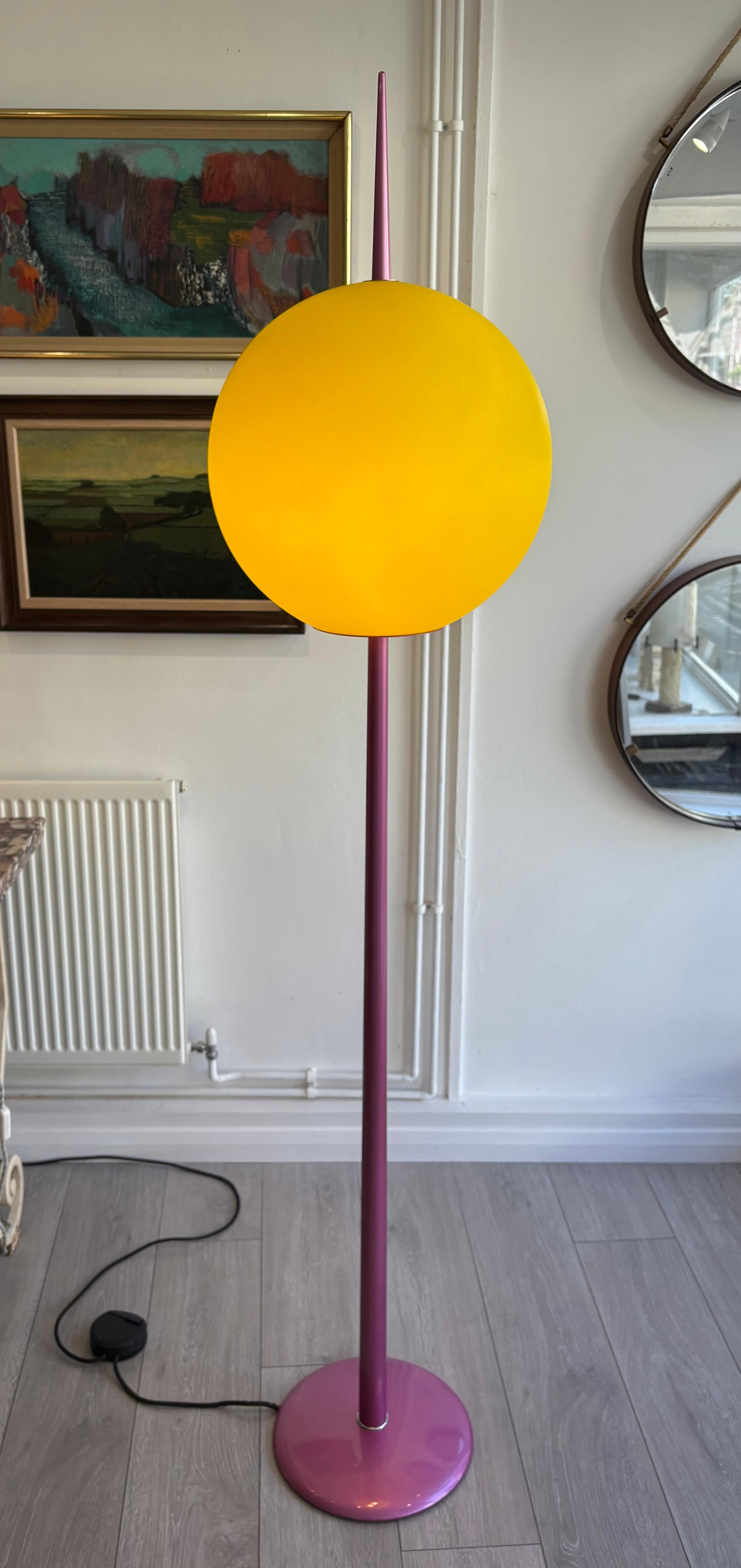 Late 20th Century Pink 1980s Italian floor lamp by Targetti with yellow Murano glass shade For Sale