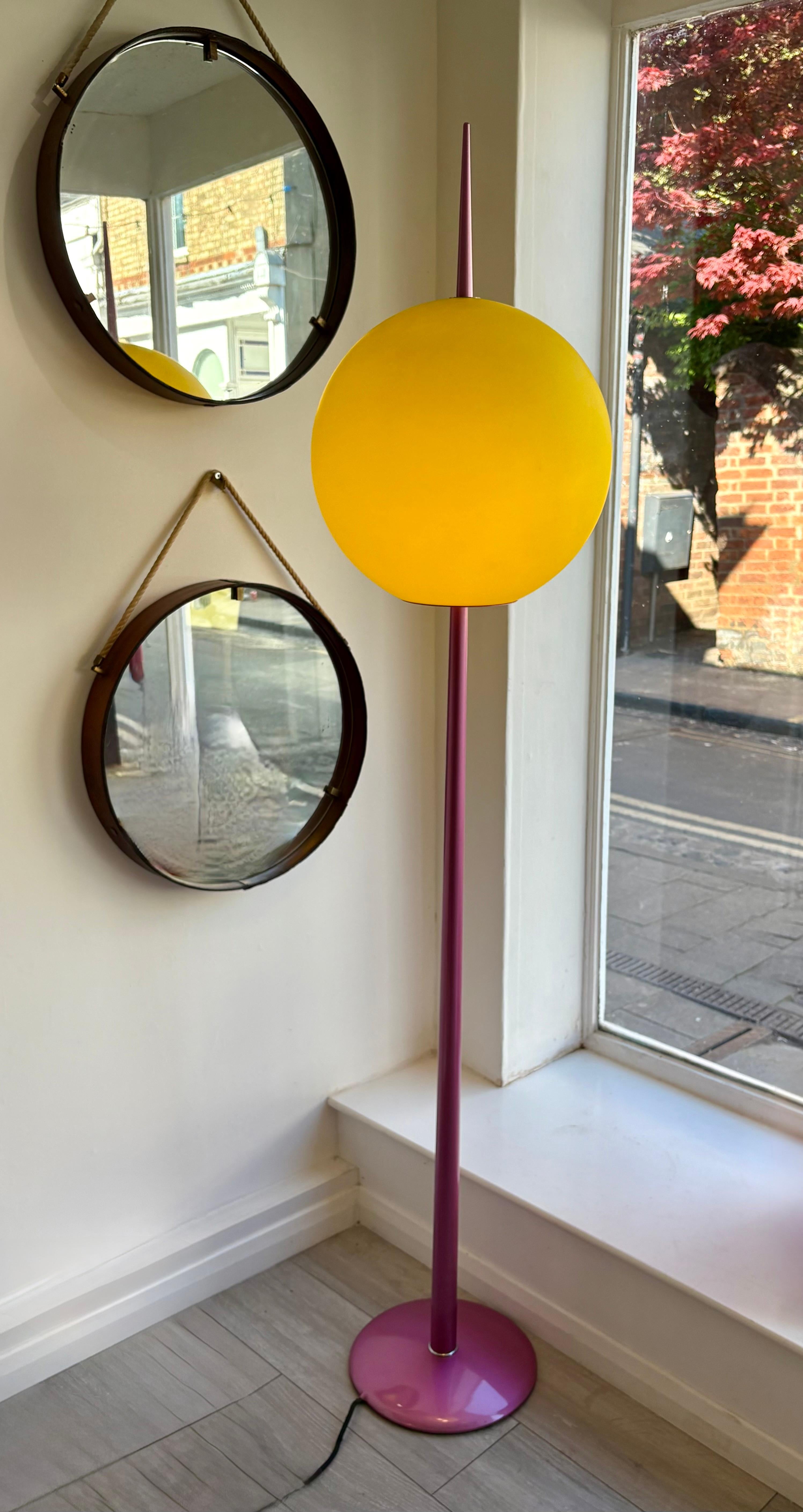 Metal Pink 1980s Italian floor lamp by Targetti with yellow Murano glass shade For Sale