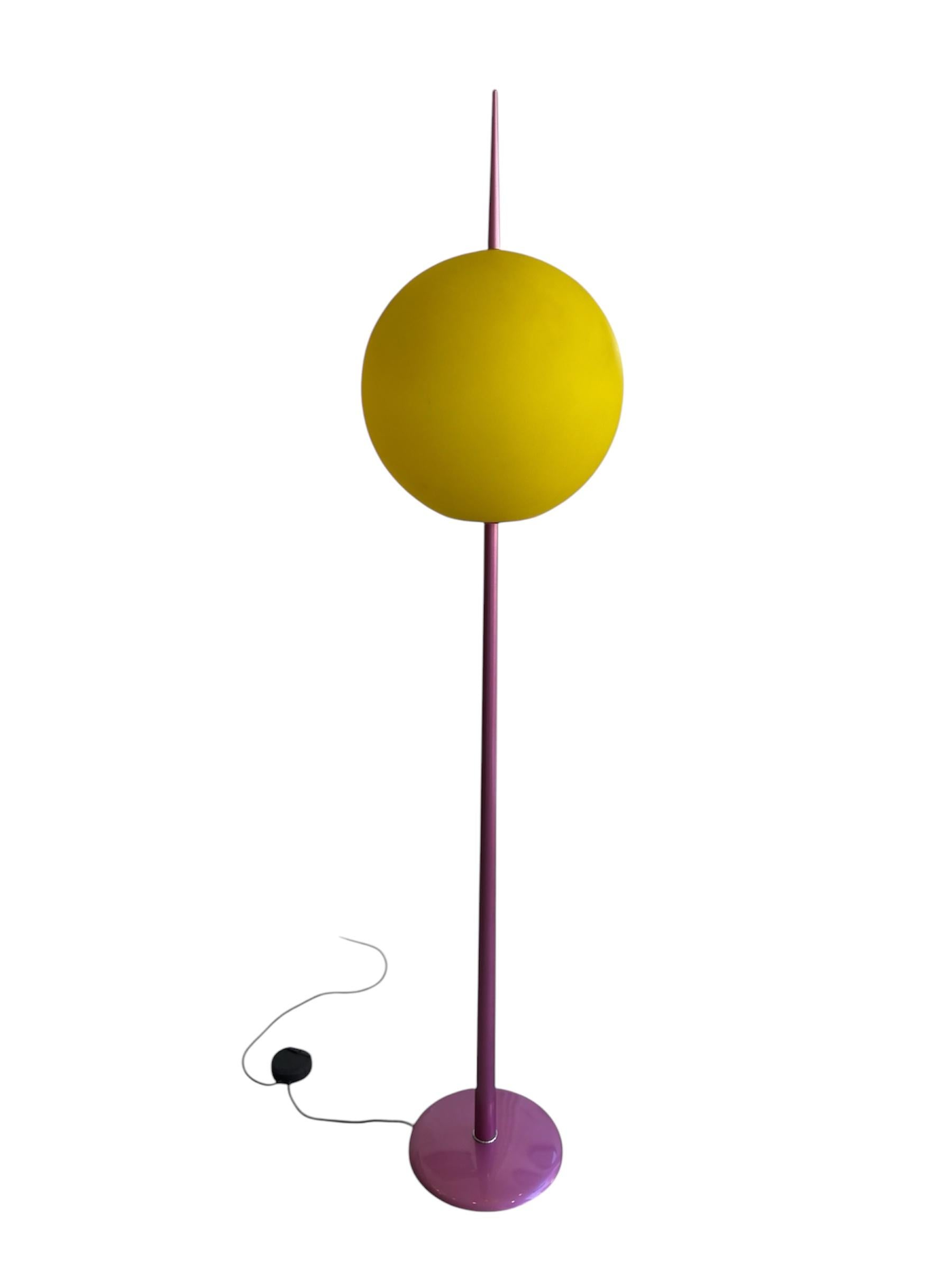 Pink 1980s Italian floor lamp by Targetti with yellow Murano glass shade For Sale 2
