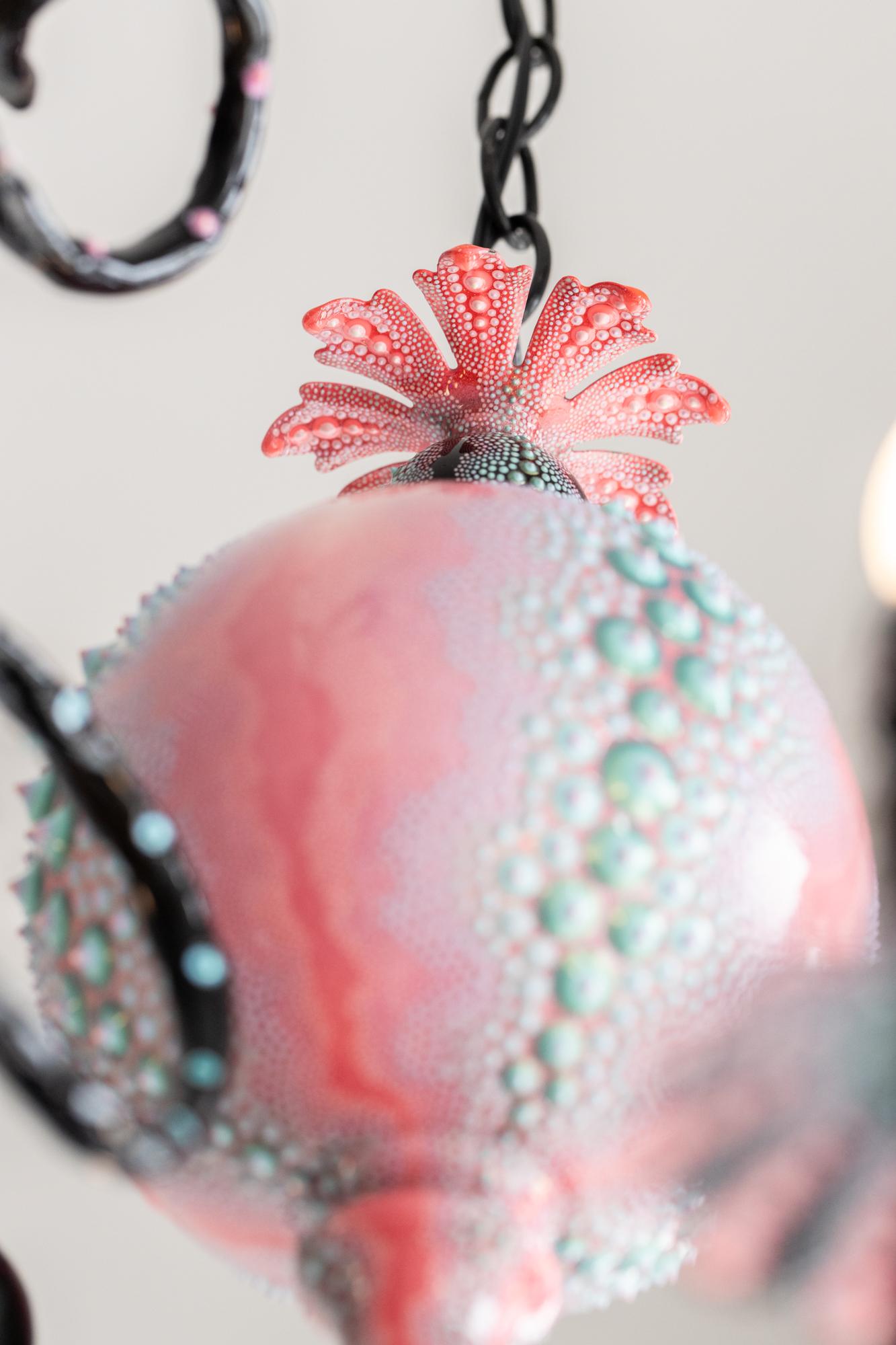 Acier Lustre en forme de pieuvre rose, noire et sarcelle, peint et sculpté à la main en vente
