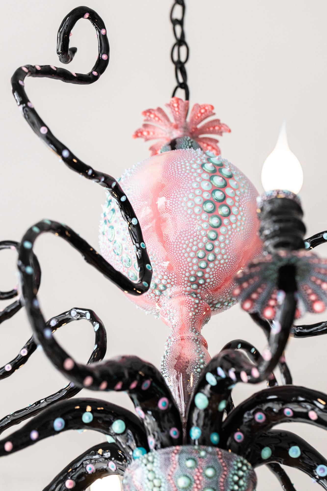 Américain Lustre en forme de pieuvre rose, noire et sarcelle, peint et sculpté à la main en vente