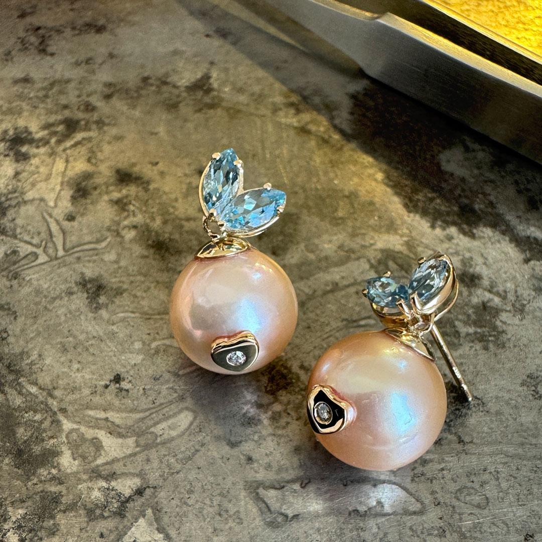 Ohrringe aus 14 Karat Gold mit rosa Akoya-Perle Aqua Diamant Königin Kaninchen Herz im Zustand „Neu“ im Angebot in Long Island City, NY
