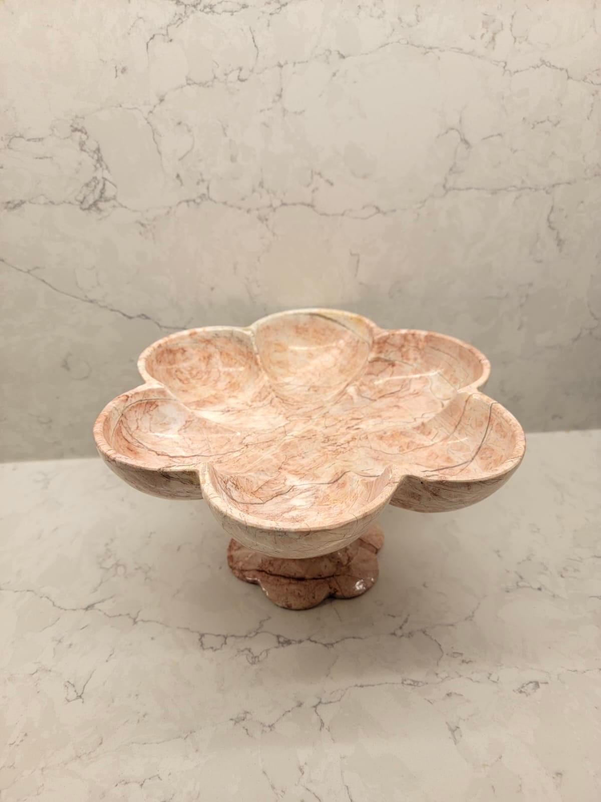 Dekorative Sockelschale aus rosa Alabaster-Marmorstein mit Wellenschliffkanten und Wellenschliffkanten  (Art nouveau) im Angebot