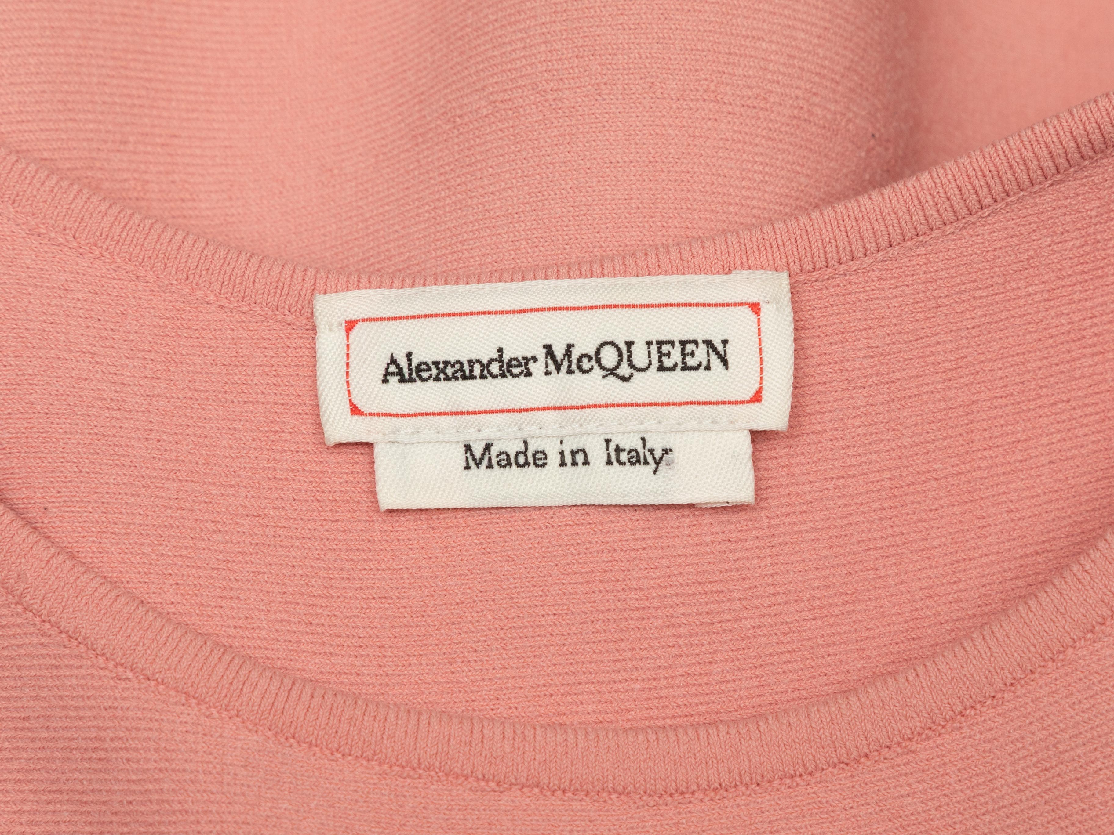 Mini abito rosa con volant di Alexander McQueen. Scollo rotondo. Vita 28