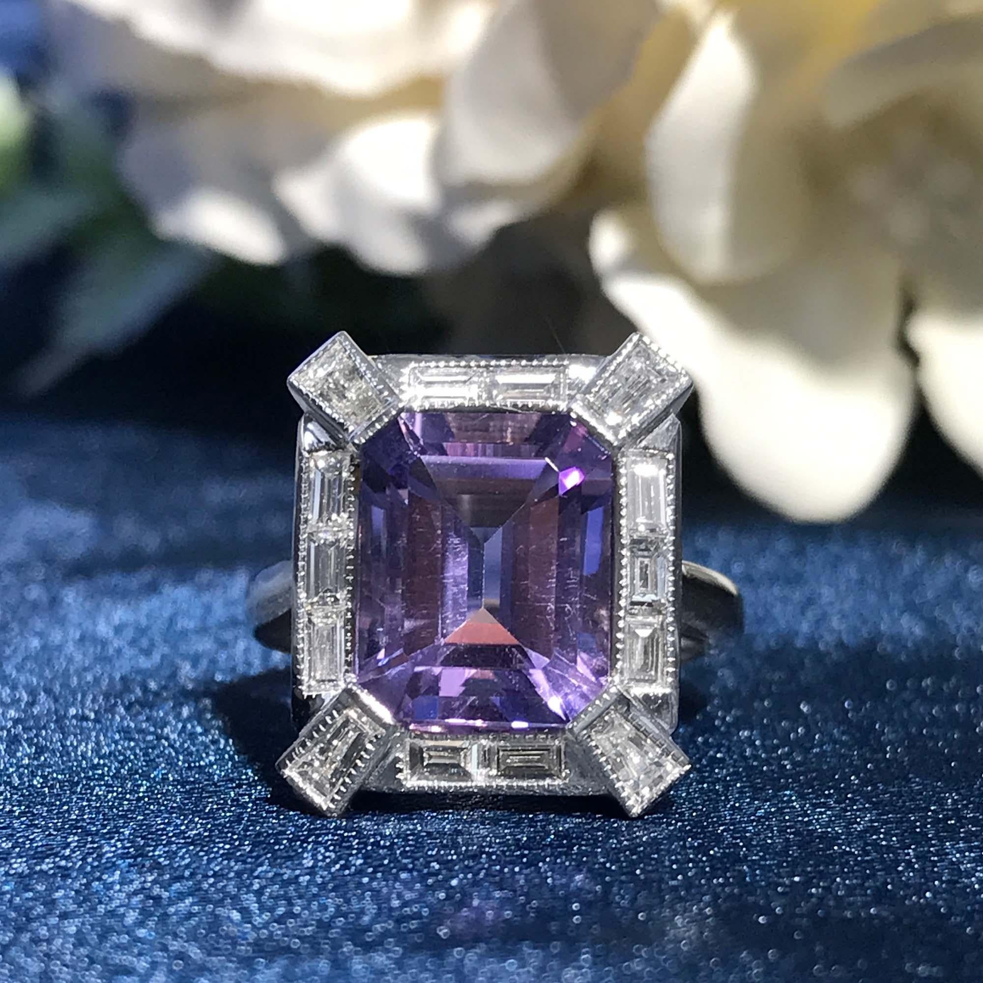 Taille émeraude Bague de fiançailles de style Art déco en or 18 carats avec améthyste rose, diamant baguette et halo de diamants en vente