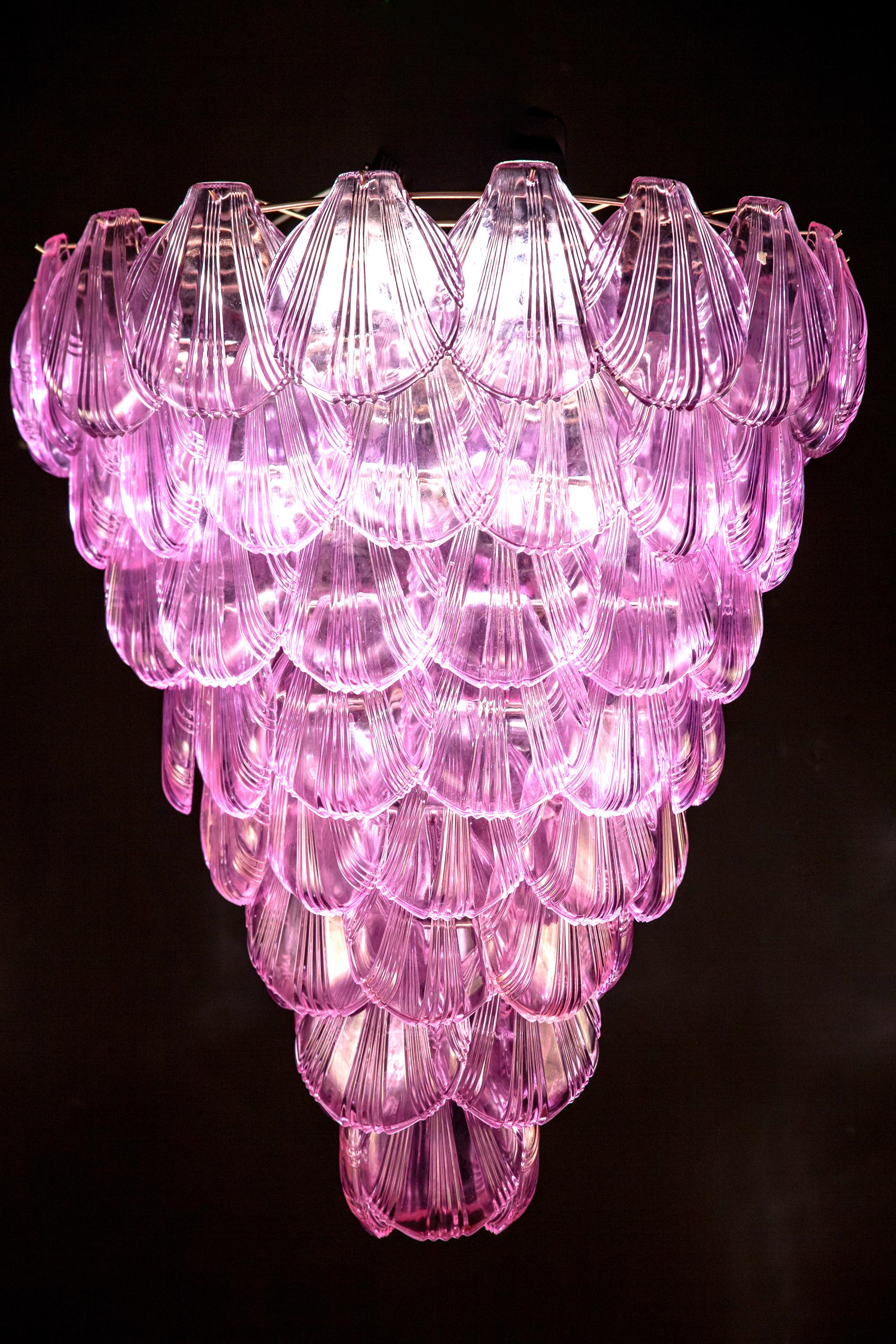 Fabulosa lámpara de cristal de Murano de ocho niveles con una cascada de conchas rosas que dan un extraordinario efecto de luz.
Limpiada y recableada, en pleno funcionamiento y lista para usar. En excelente estado vintage. Las hojas, todas