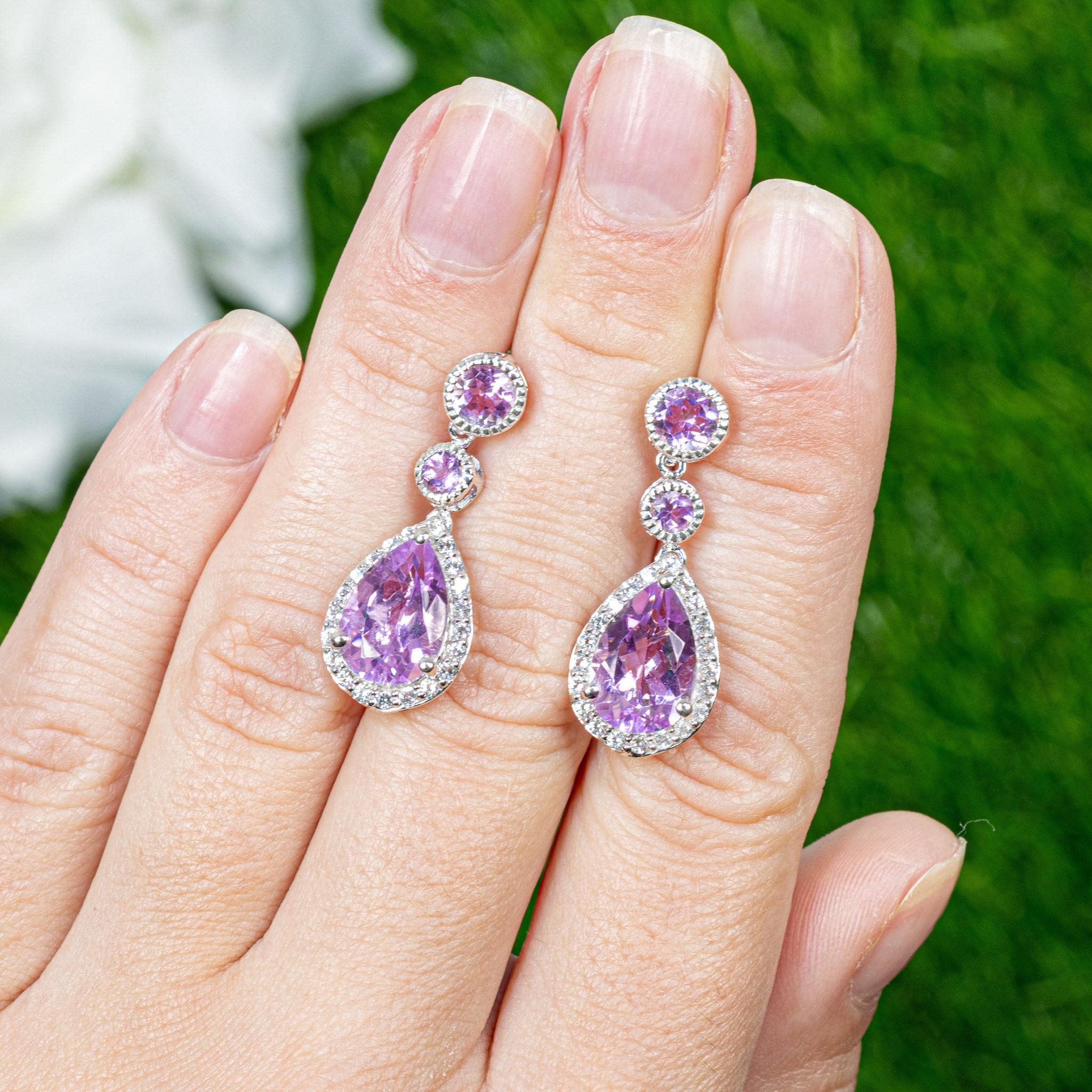 Contemporain Boucles d'oreilles en améthyste rose serties de topaze blanche de 7,14 carats au total en vente