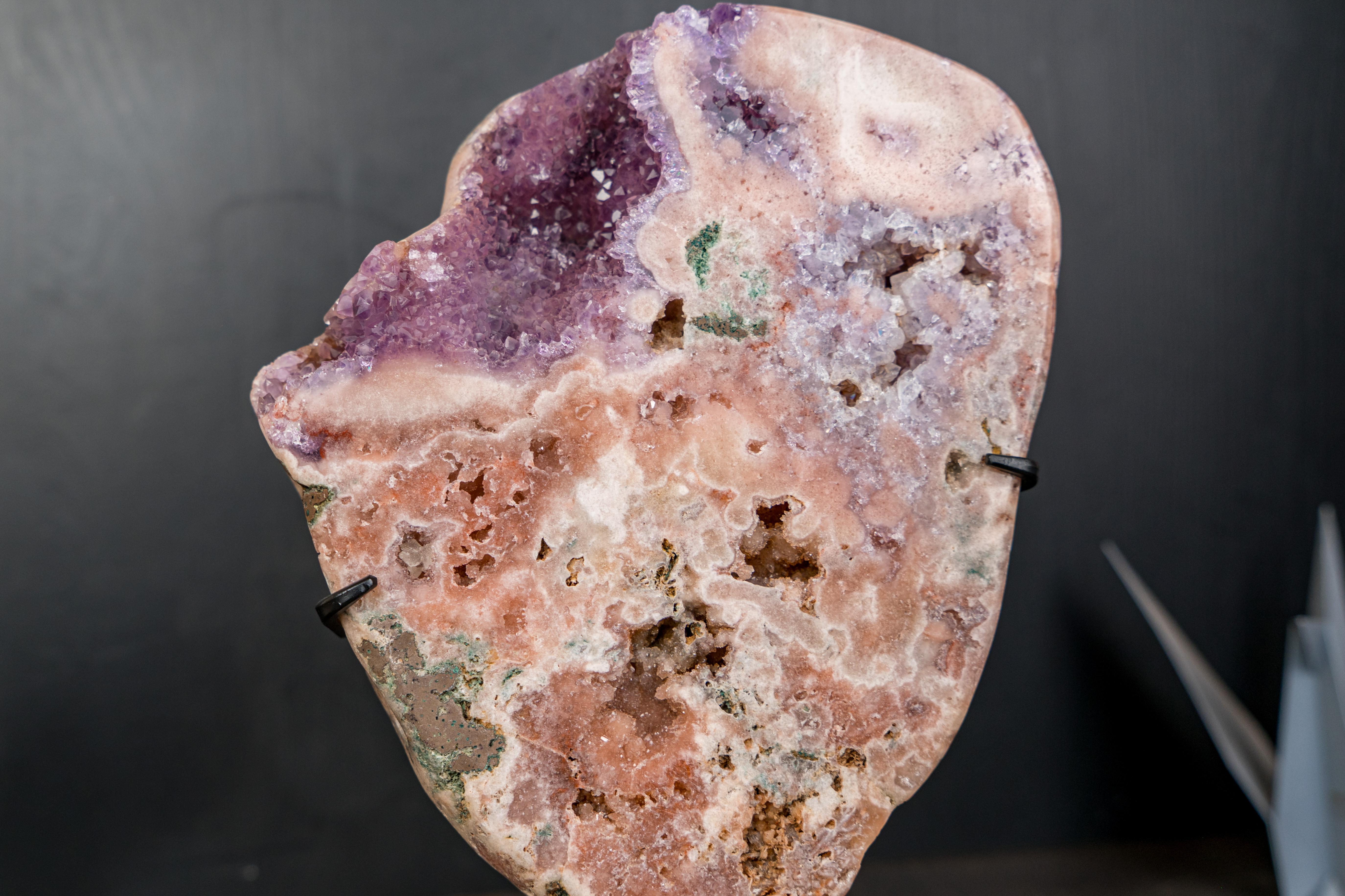 Cristal Pink Amethyst Geode on Stand with Natural Purple Amethyst Druzy en vente