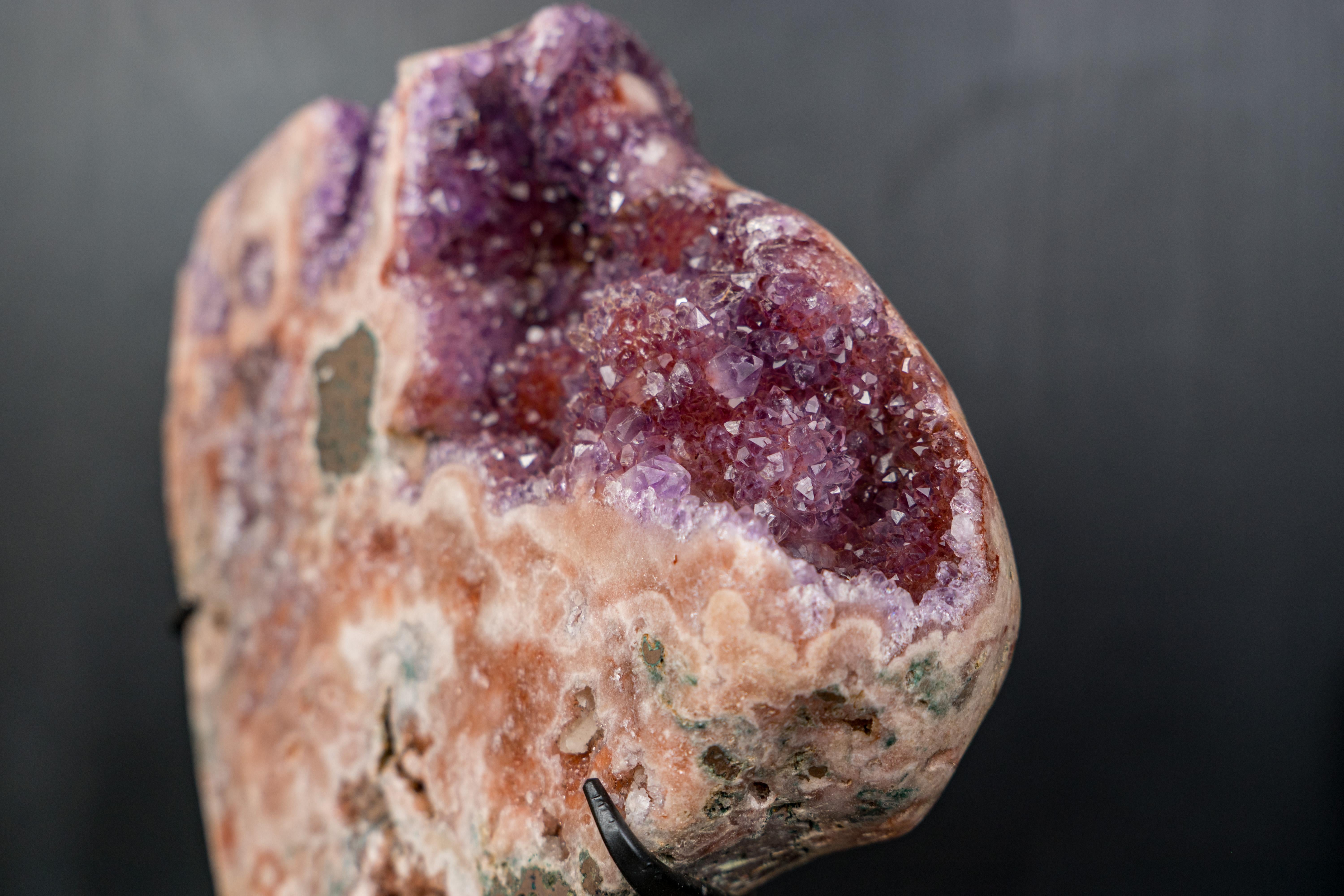 Géode d'améthyste rose naturelle avec druzy violet et rouge, prête à être exposée.

▫️ Description

Unique, d'une belle esthétique et d'une superbe qualité, ce spécimen d'améthyste rose est l'une des pièces les plus colorées que nous ayons eu le