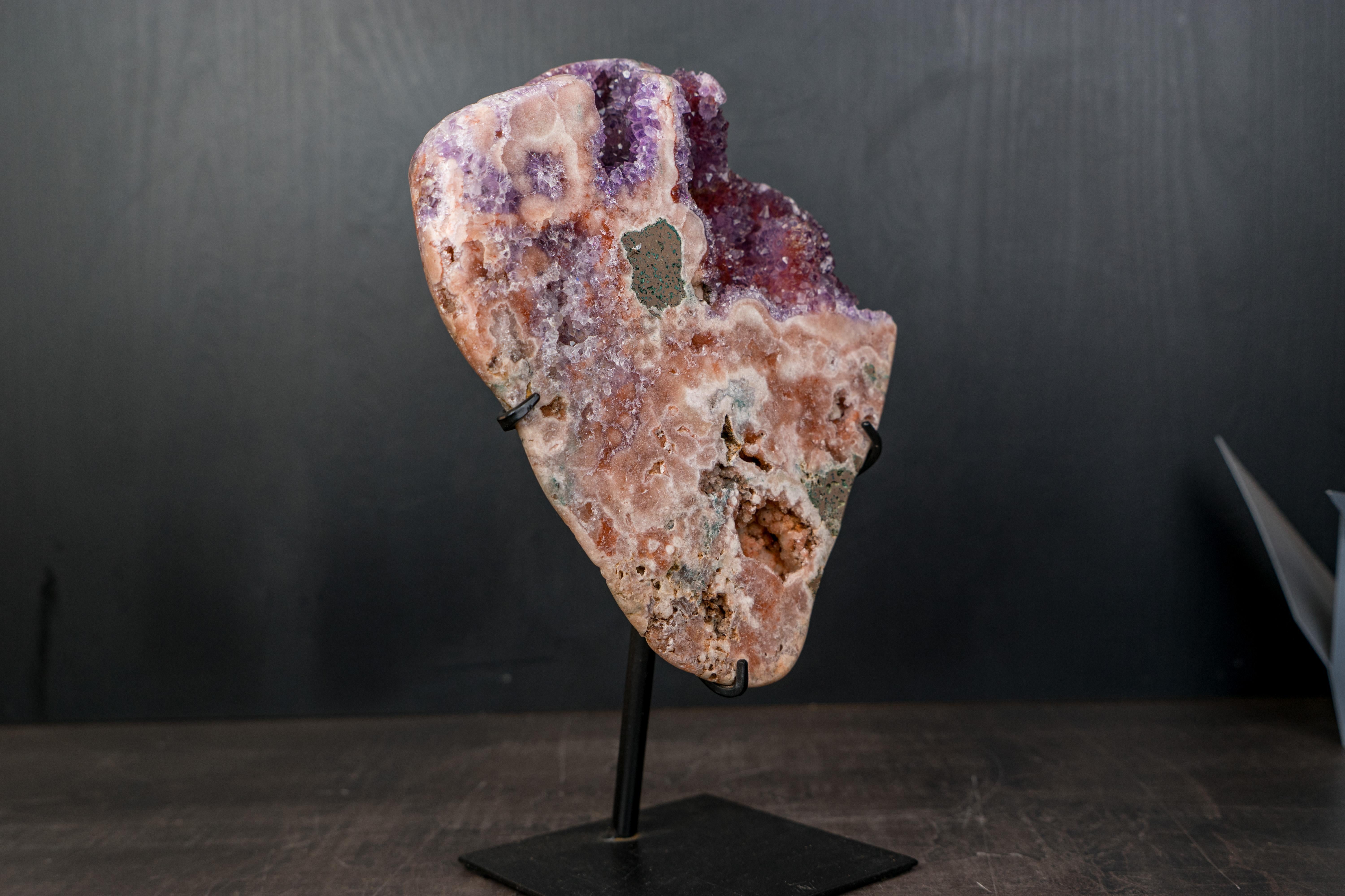 Pink Amethyst Geode on Stand with Natural Purple & Red Amethyst Flowers Neuf - En vente à Ametista Do Sul, BR