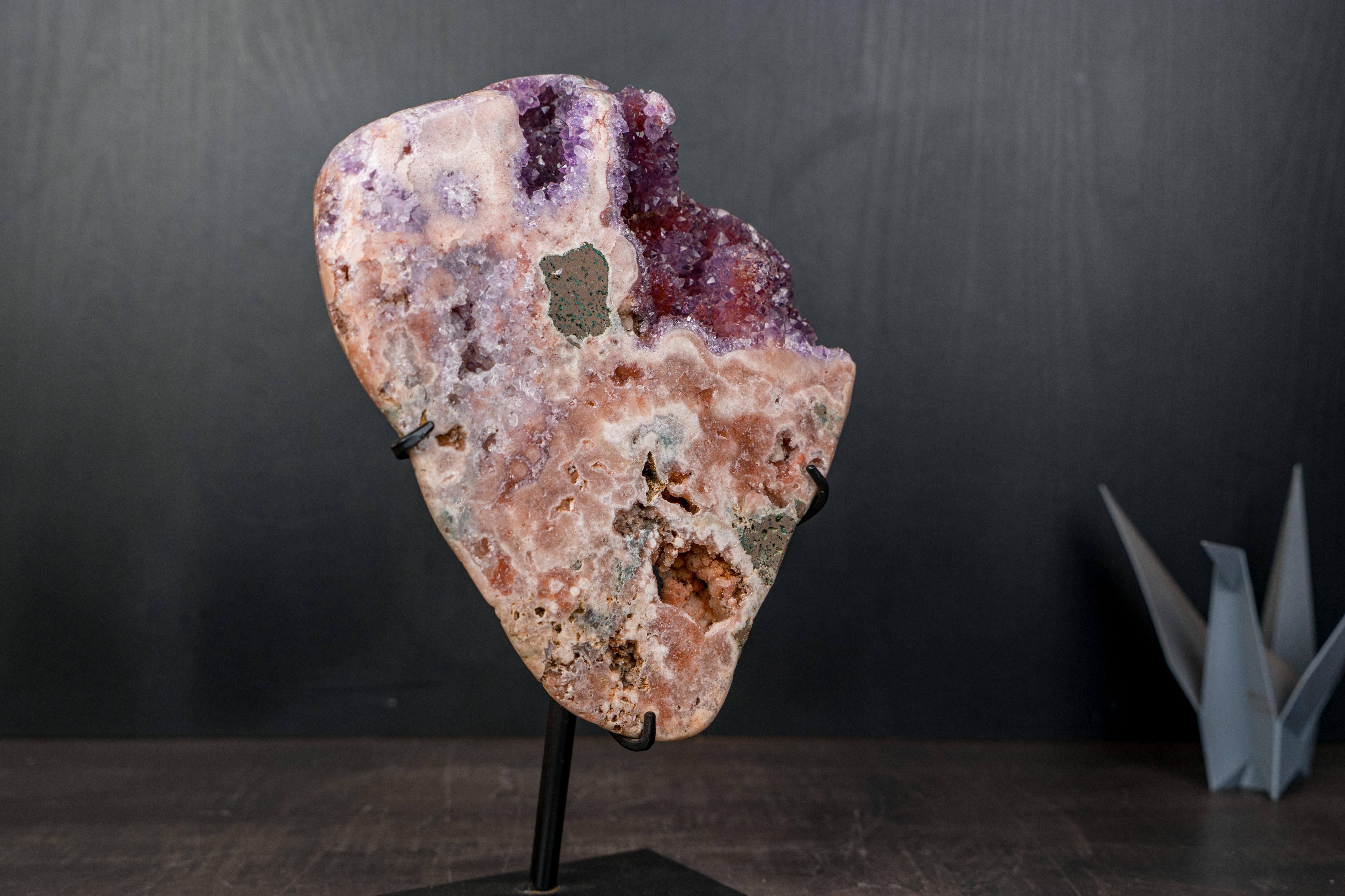 Cristal Pink Amethyst Geode on Stand with Natural Purple & Red Amethyst Flowers en vente