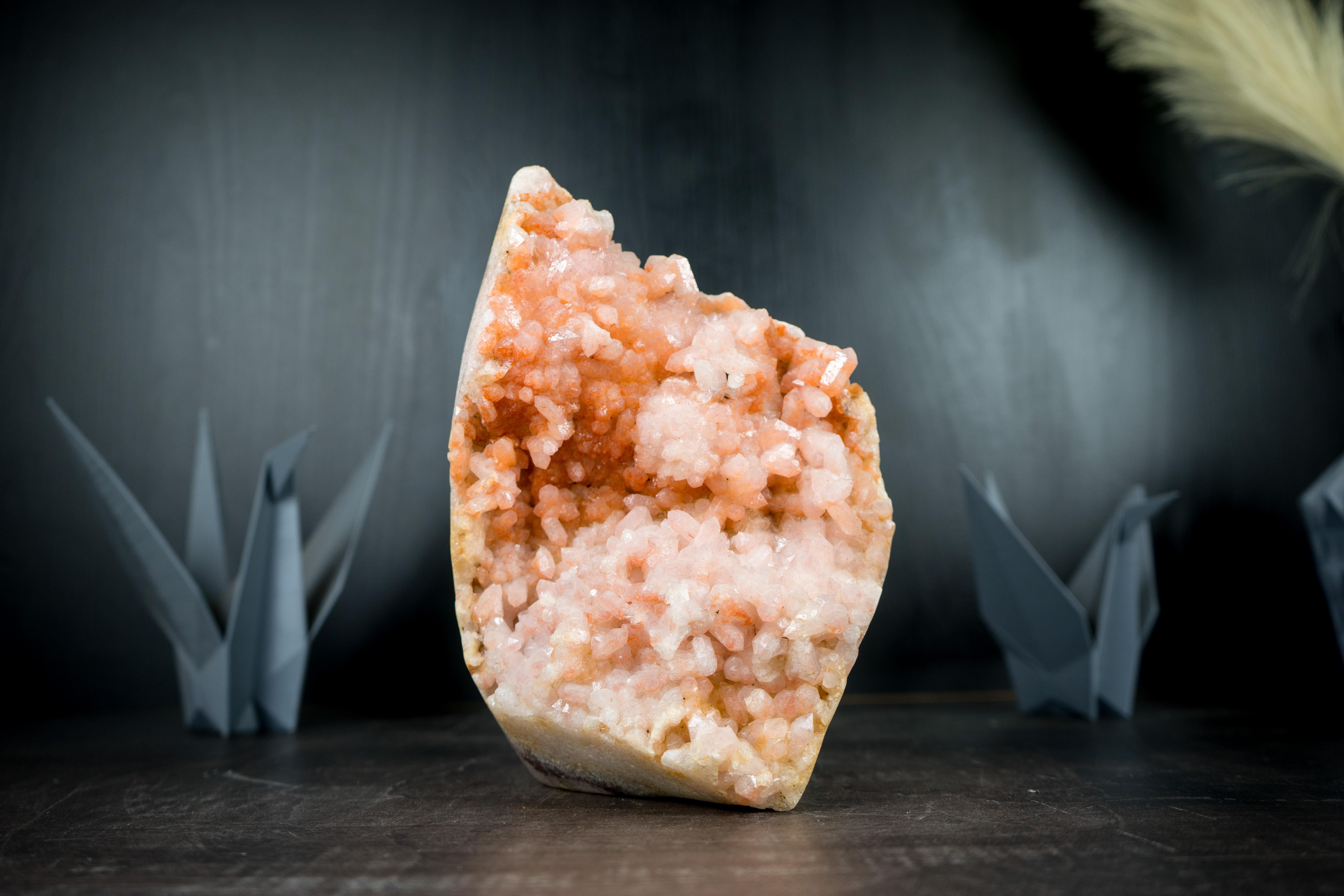 Mit ihrer wunderschönen Ästhetik ist diese Geode eine von der Natur geschaffene Form der Kunst. Er weist zahlreiche rosa Amethystblüten (Rosetten oder Stalaktiten genannt) auf, die überall verstreut sind, und eine seltene Farbpalette, die ihn zu