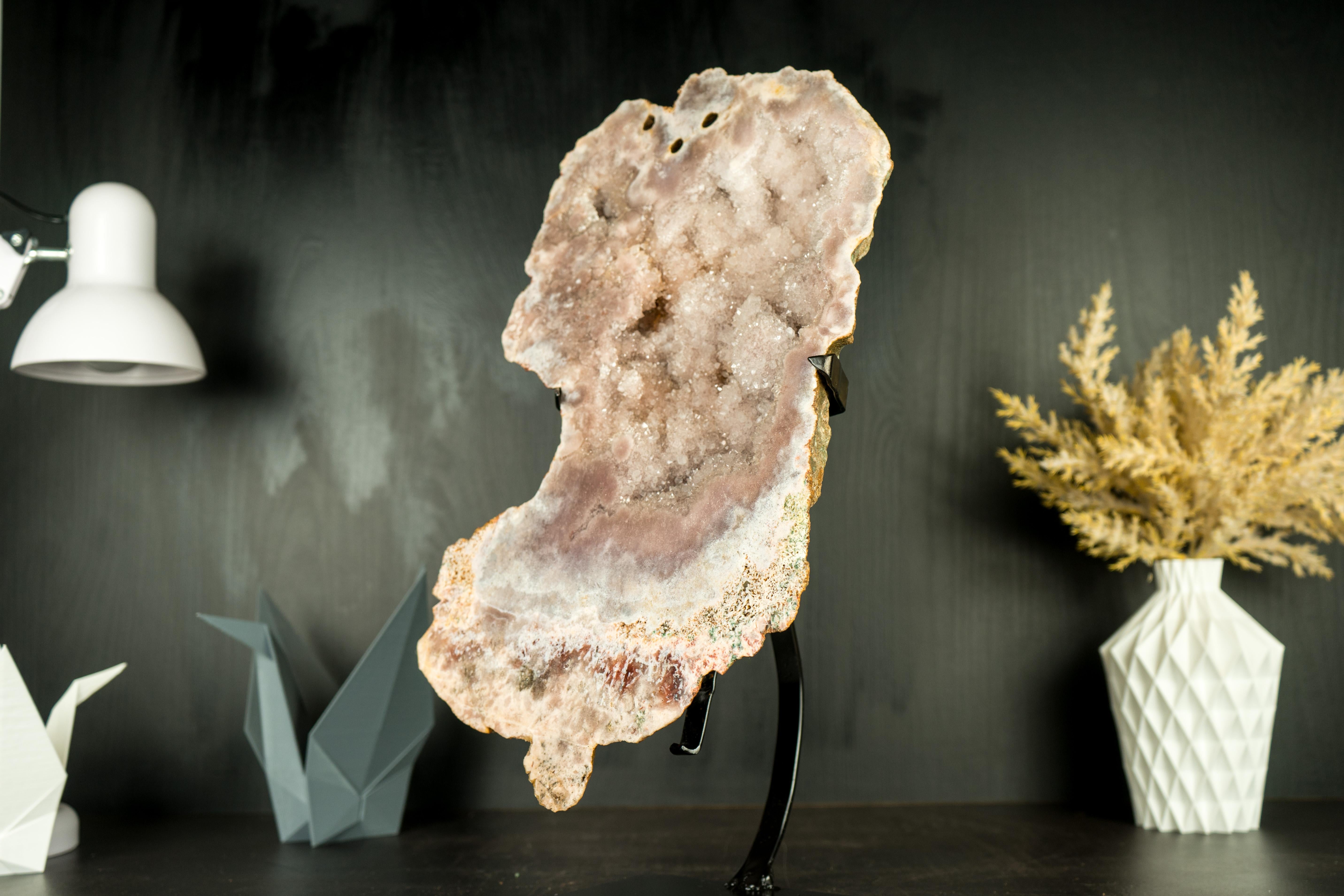 Brasiliano Lastra di geode di ametista rosa con fiori scultorei di ametista rosa e ametista rosa in vendita