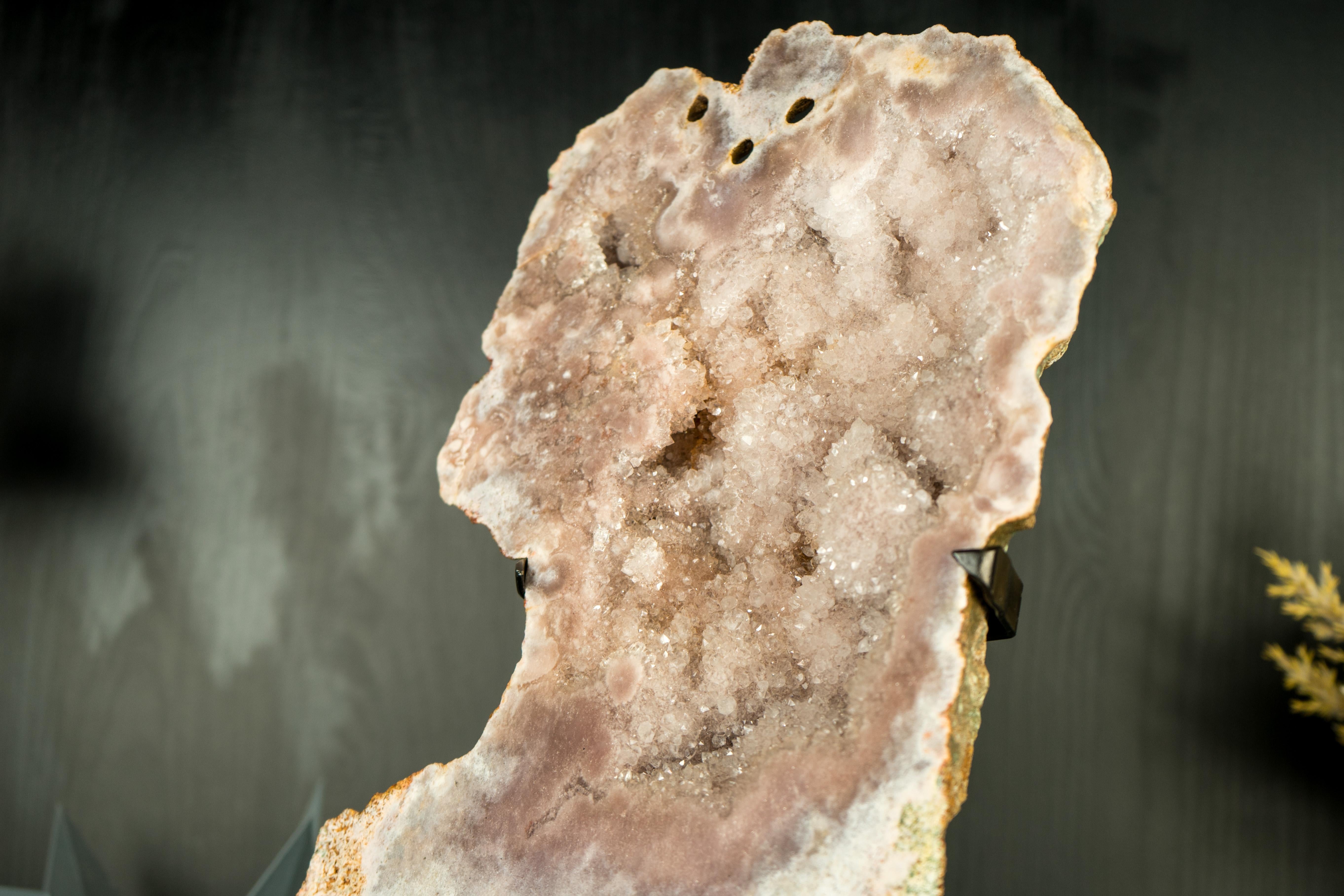 Pink Amethyst Geode Slab with Sculptural Pink Amethyst and Pink Amethyst Flowers In New Condition For Sale In Ametista Do Sul, BR