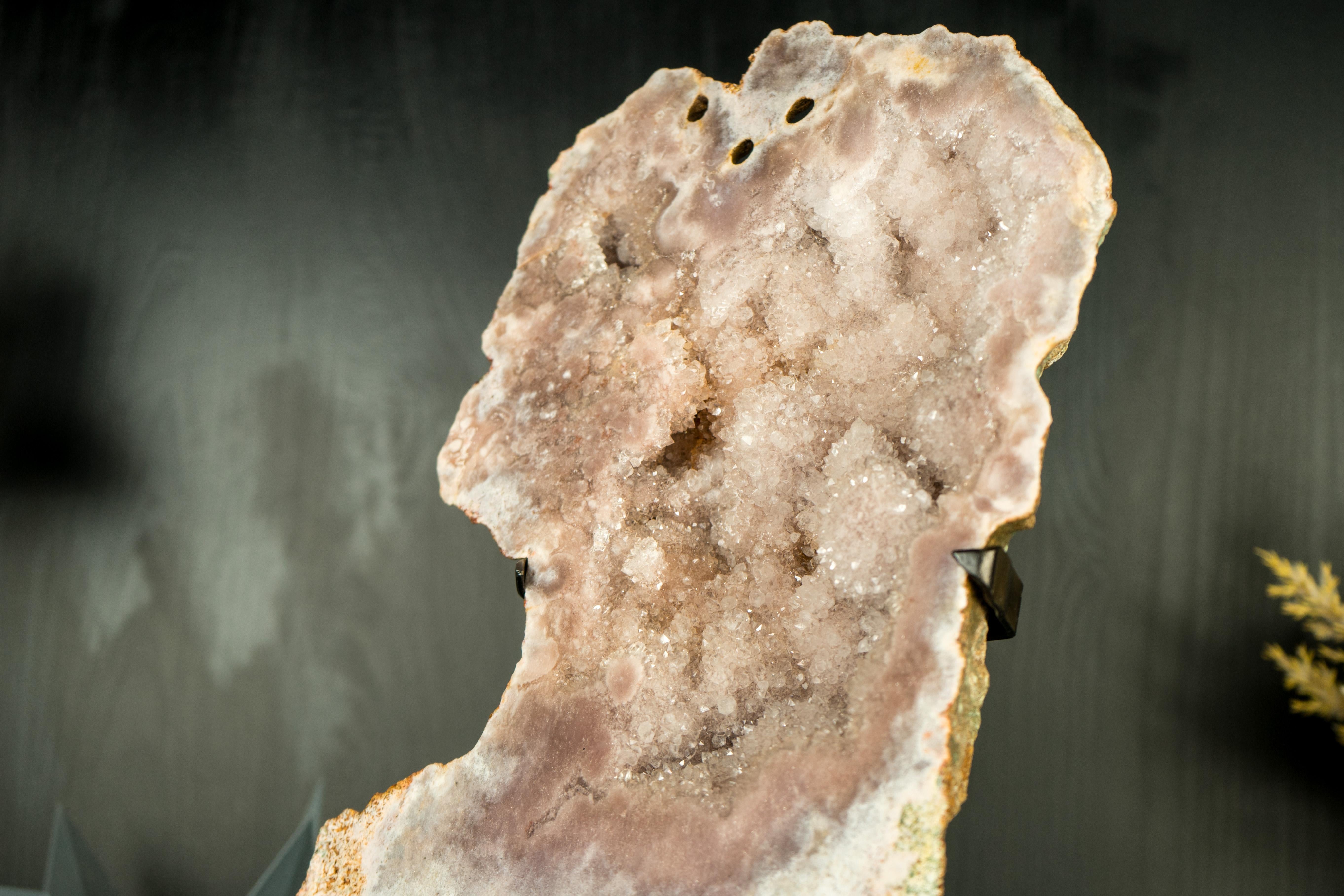 Lastra di geode di ametista rosa con fiori scultorei di ametista rosa e ametista rosa In condizioni Nuovo in vendita a Ametista Do Sul, BR