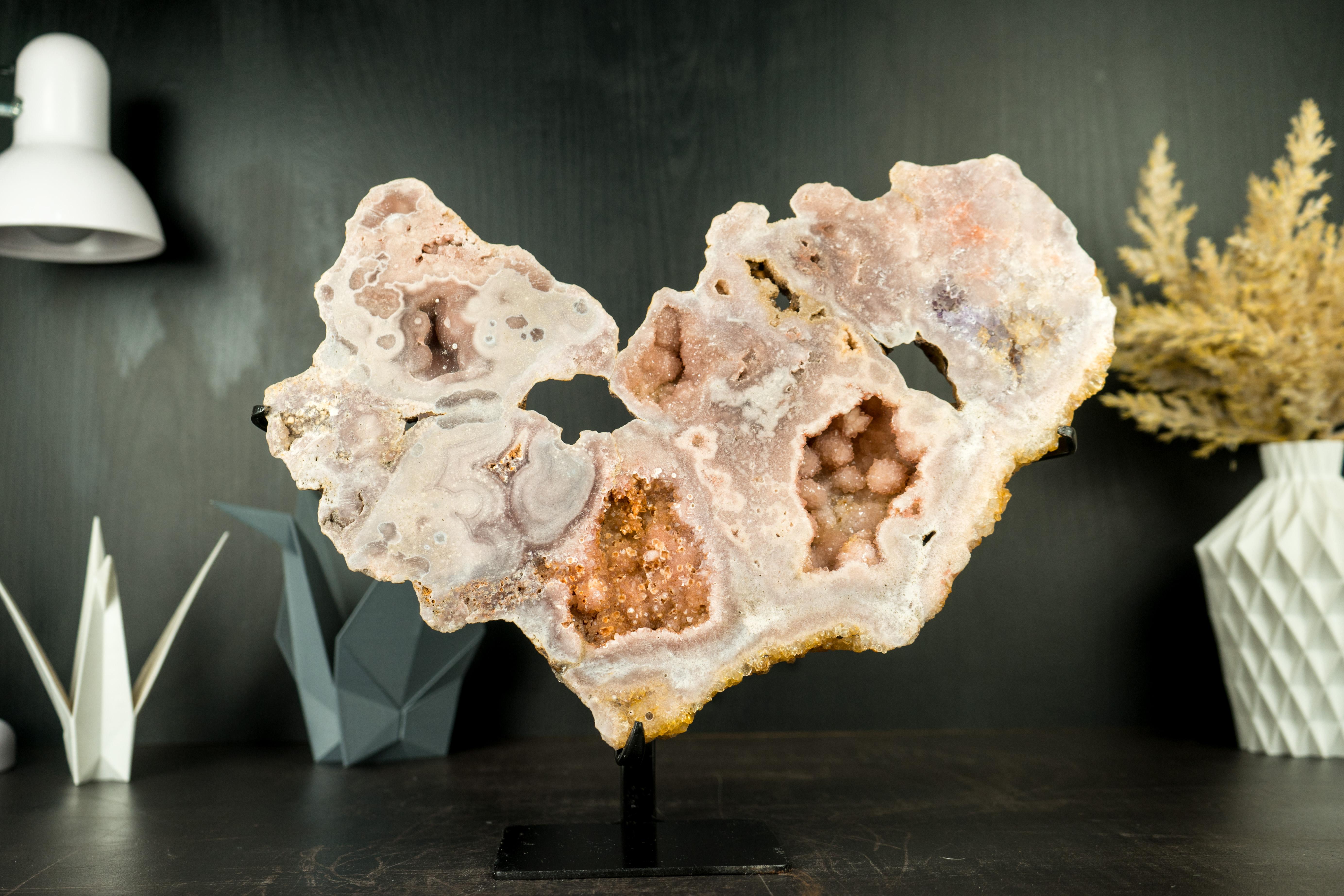 Rosa Amethyst Geode Platte mit skulpturalen rosa Amethyst Blumen und Drusus im Angebot 8