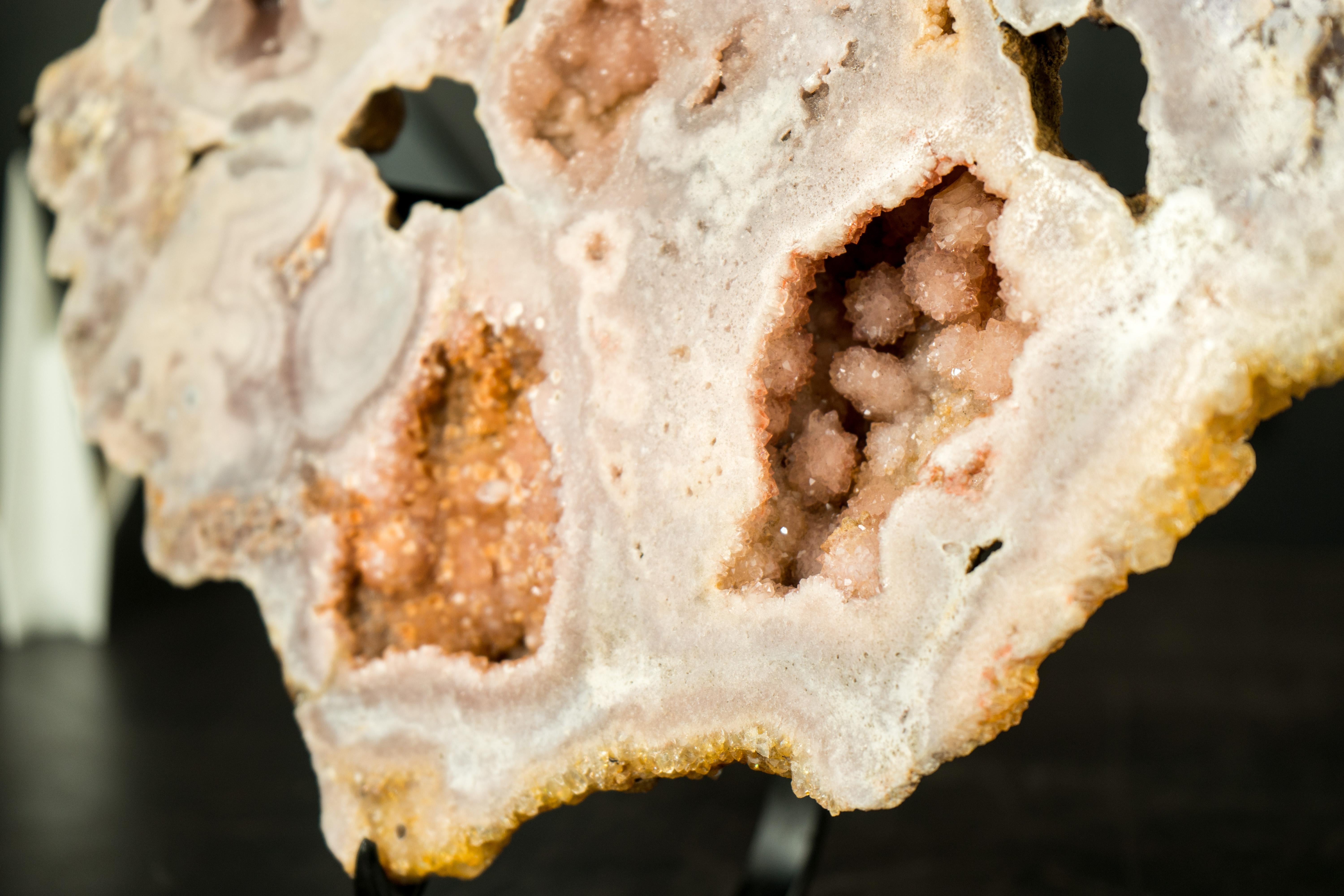 Brasiliano Lastra di geode di ametista rosa con fiori scultorei di ametista rosa e druzy in vendita
