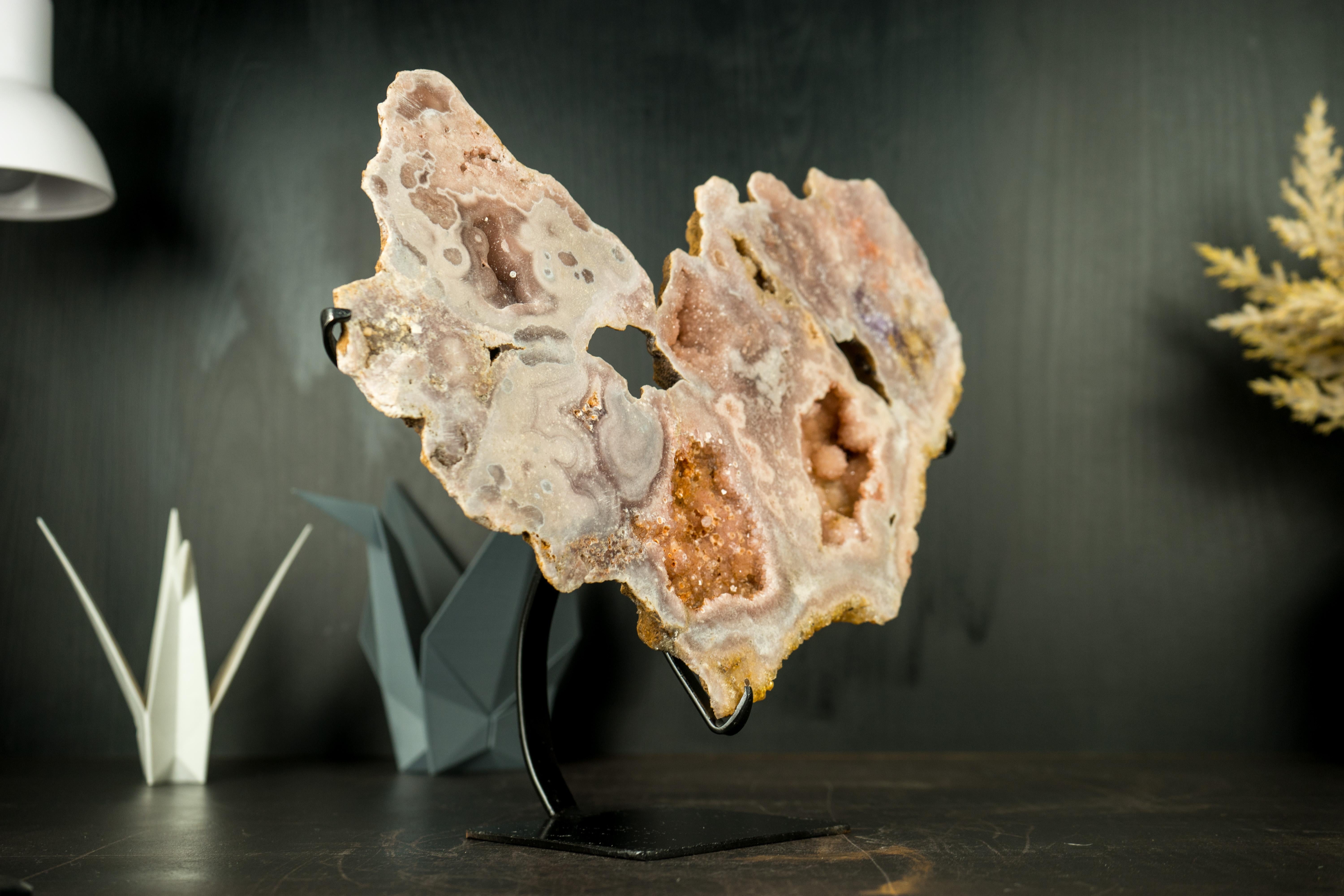 Pink Amethyst Geode Slab with Sculptural Pink Amethyst Flowers and Druzy In New Condition For Sale In Ametista Do Sul, BR