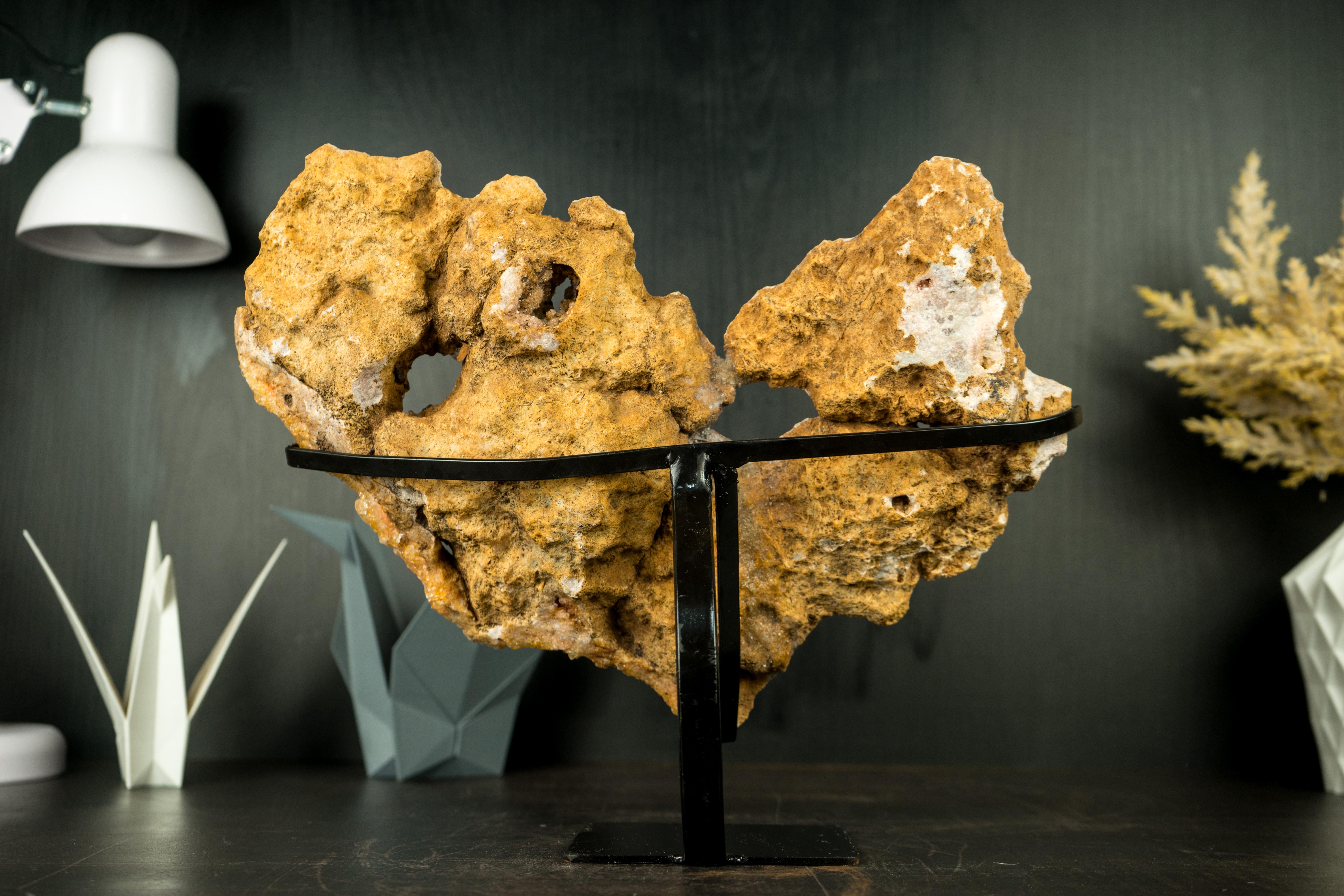 XXI secolo e contemporaneo Lastra di geode di ametista rosa con fiori scultorei di ametista rosa e druzy in vendita