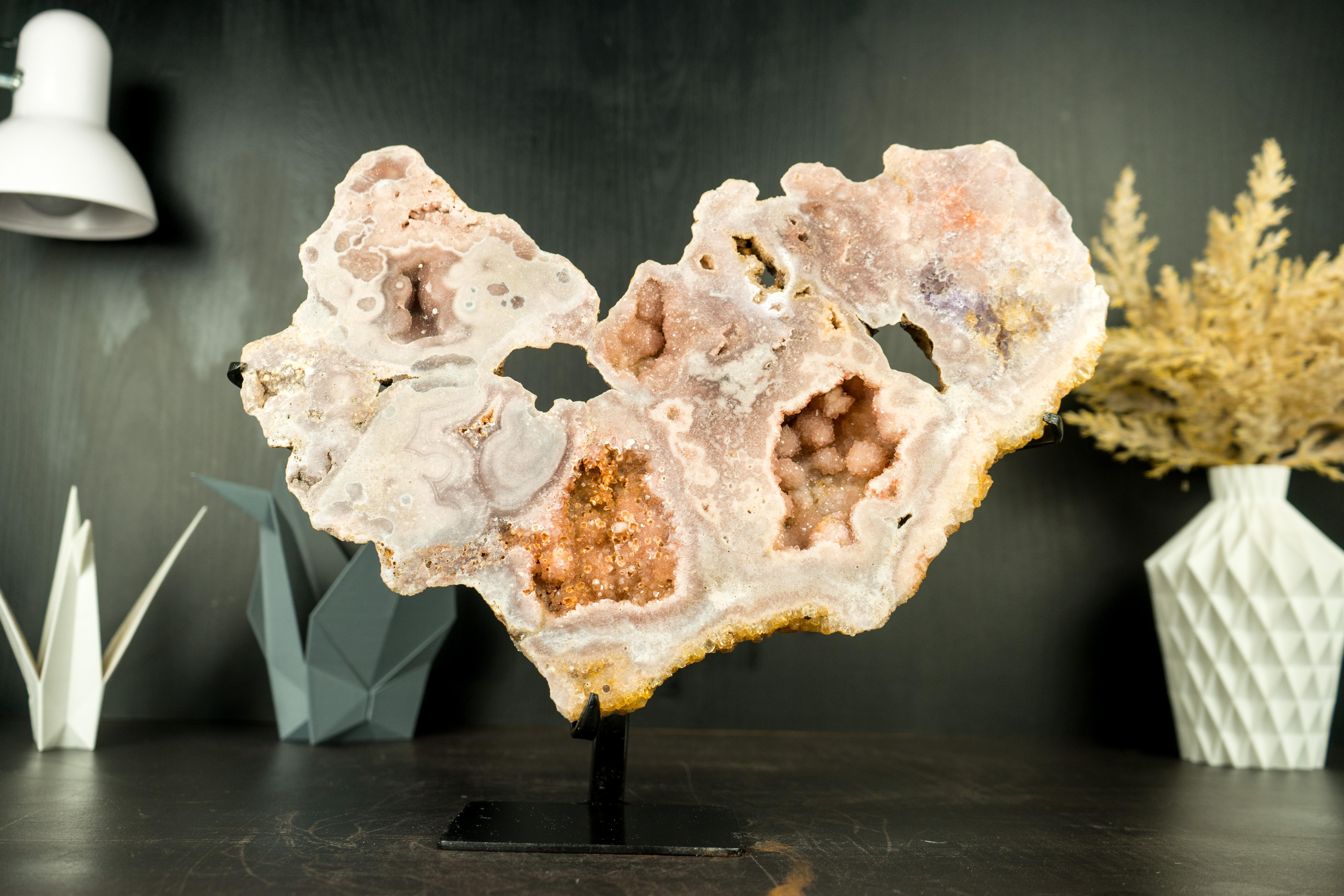 Rosa Amethyst Geode Platte mit skulpturalen rosa Amethyst Blumen und Drusus (Achat) im Angebot