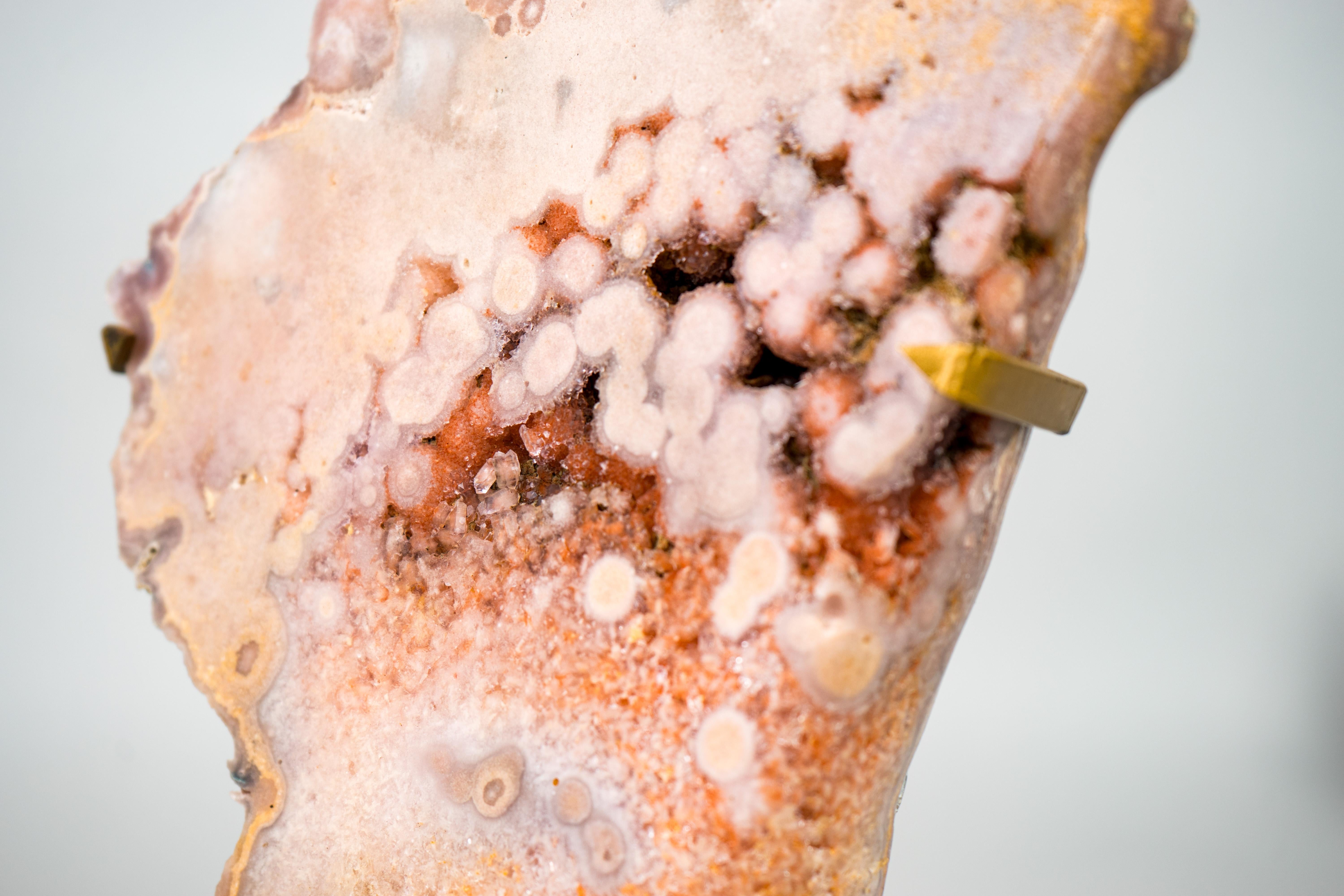 Fetta di geode di ametista rosa con druzy rosso scintillante in vendita 5