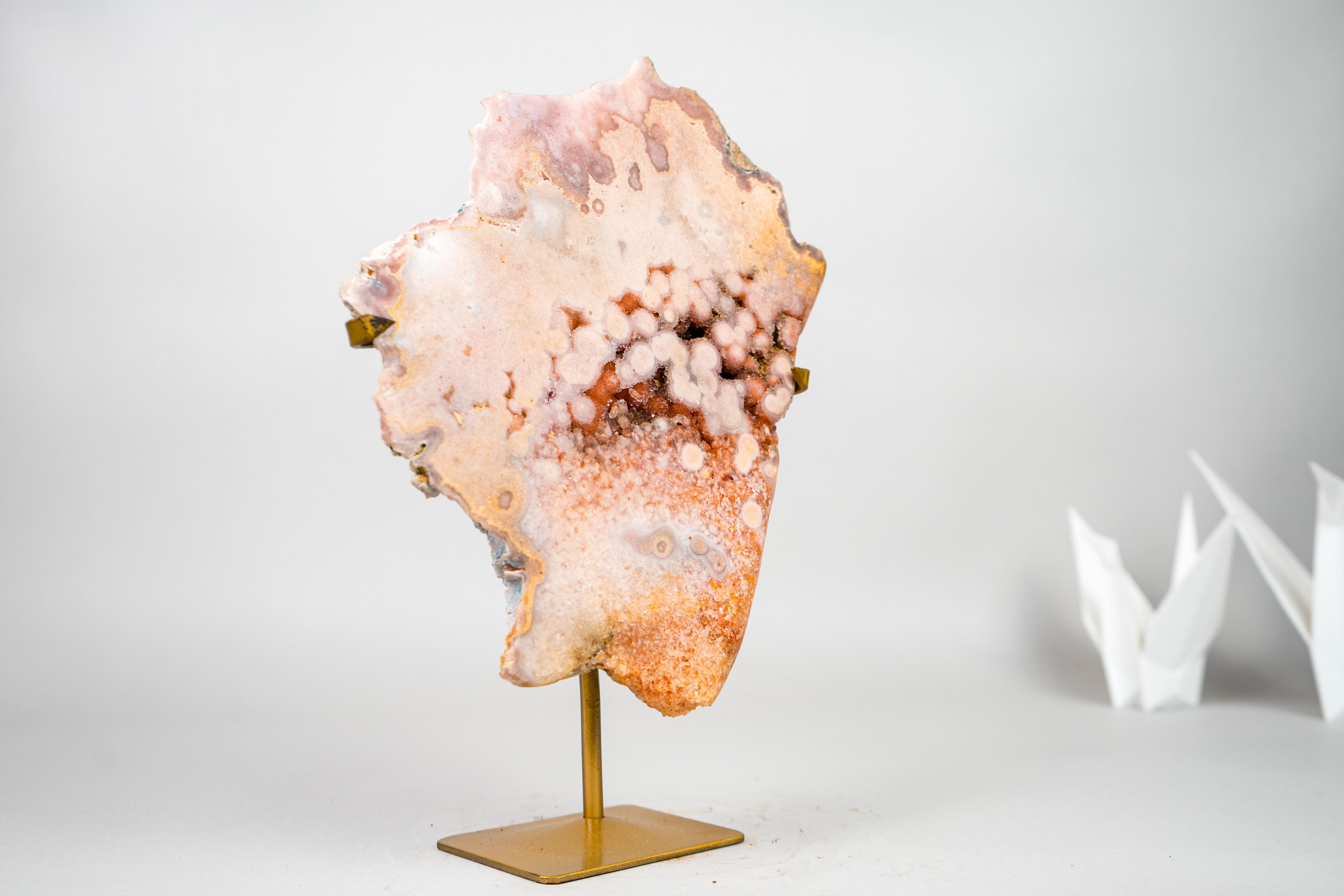 Splendido geode di ametista Rose Sakura con druzy rosso intenso

▫️Description

Una fetta di geode di ametista rosa che presenta qualità rare e bellissime, come se la natura avesse dipinto un acquerello nel quarzo: i toni rosati raramente visti che