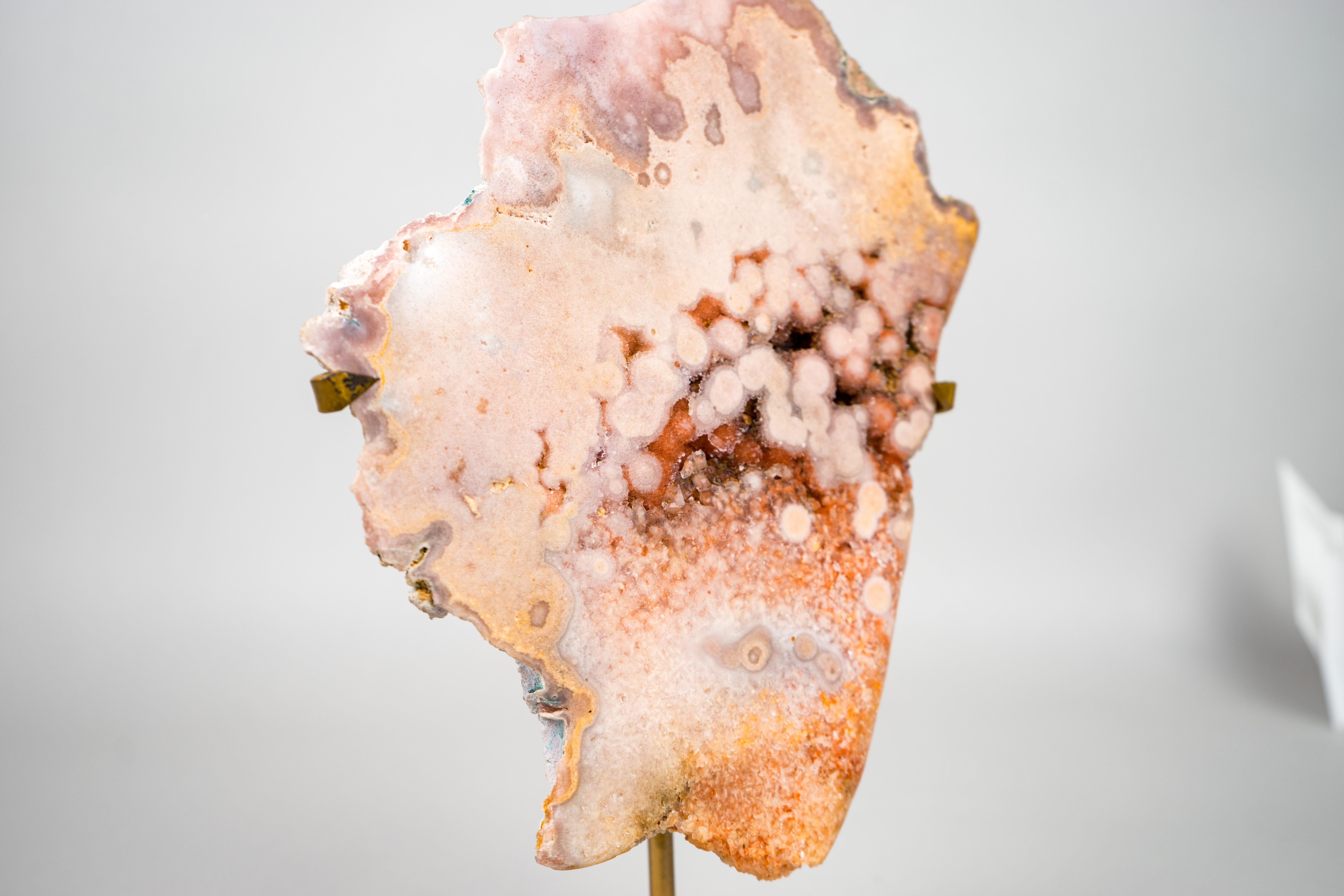 Brasiliano Fetta di geode di ametista rosa con druzy rosso scintillante in vendita