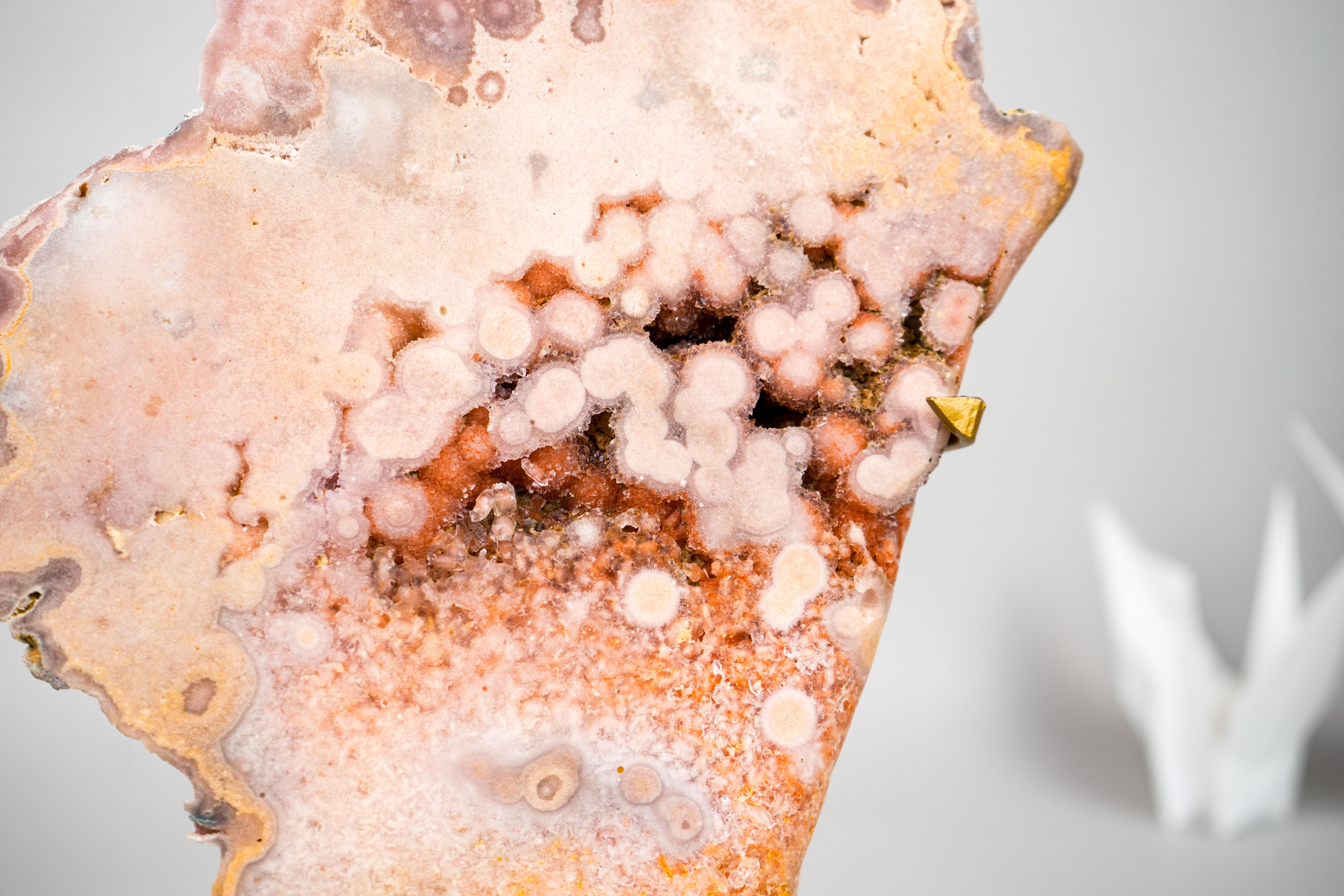 Cristallo Fetta di geode di ametista rosa con druzy rosso scintillante in vendita