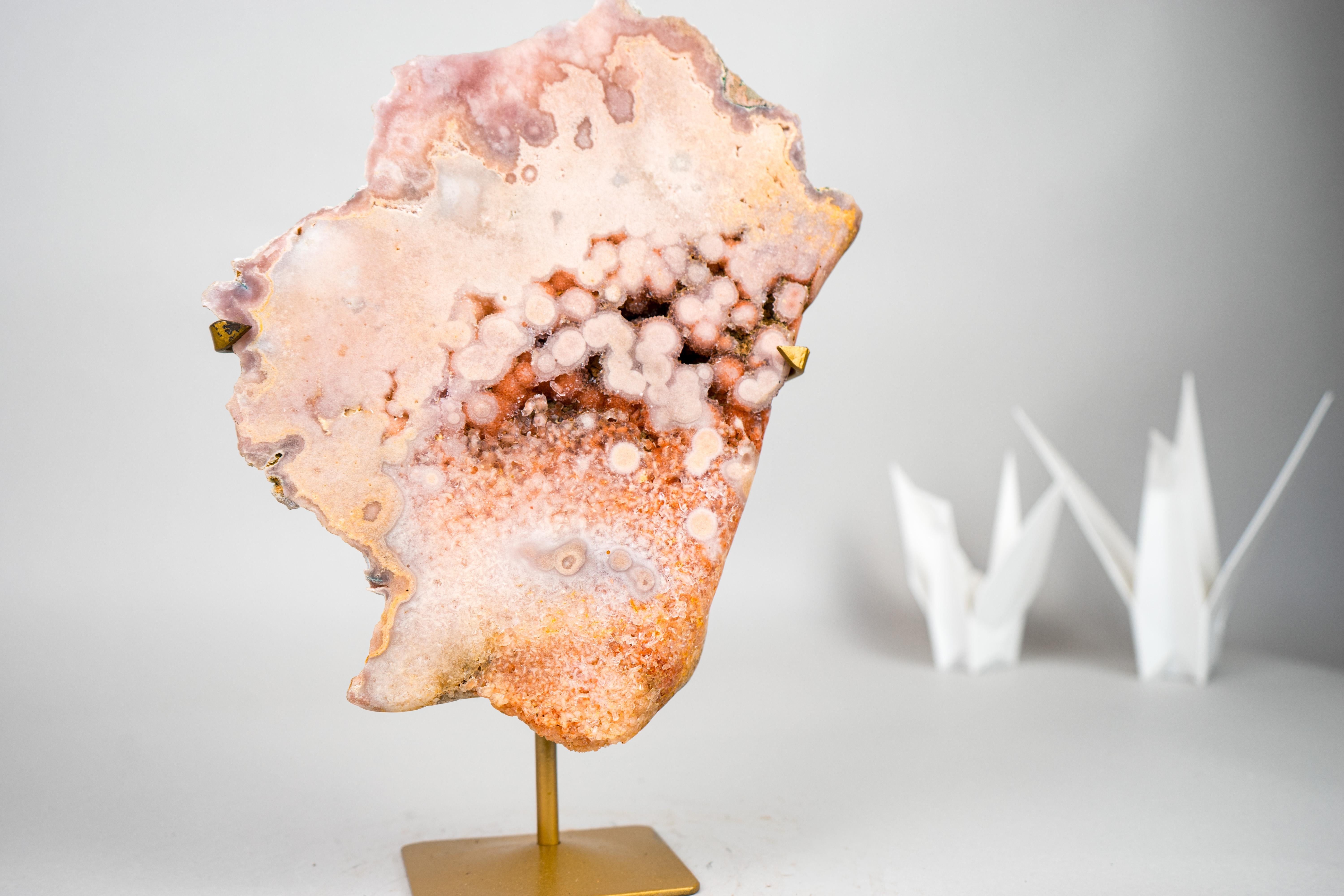 Fetta di geode di ametista rosa con druzy rosso scintillante in vendita 1