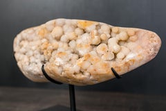 Geode di ametista rosa con sfere botryoidali ricoperte di druzy bianco
