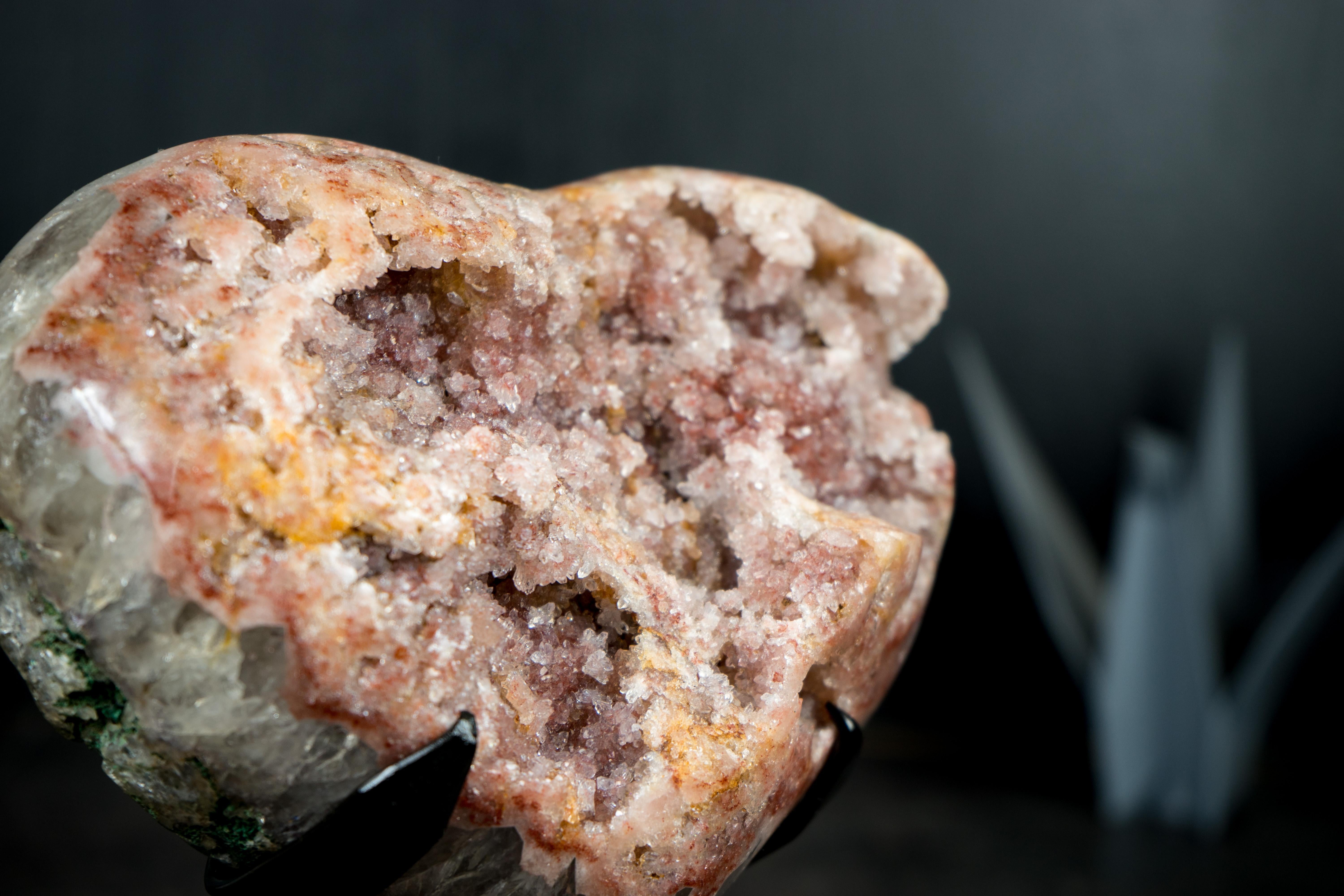 Cuore di ametista rosa con druzy di ametista della Galassia Rosa

▫️ Descrizione

Questo cuore di ametista rosa è un pezzo straordinario, che mostra una vibrante e scintillante esposizione di microcristalli di ametista. È un cuore che abbellisce il