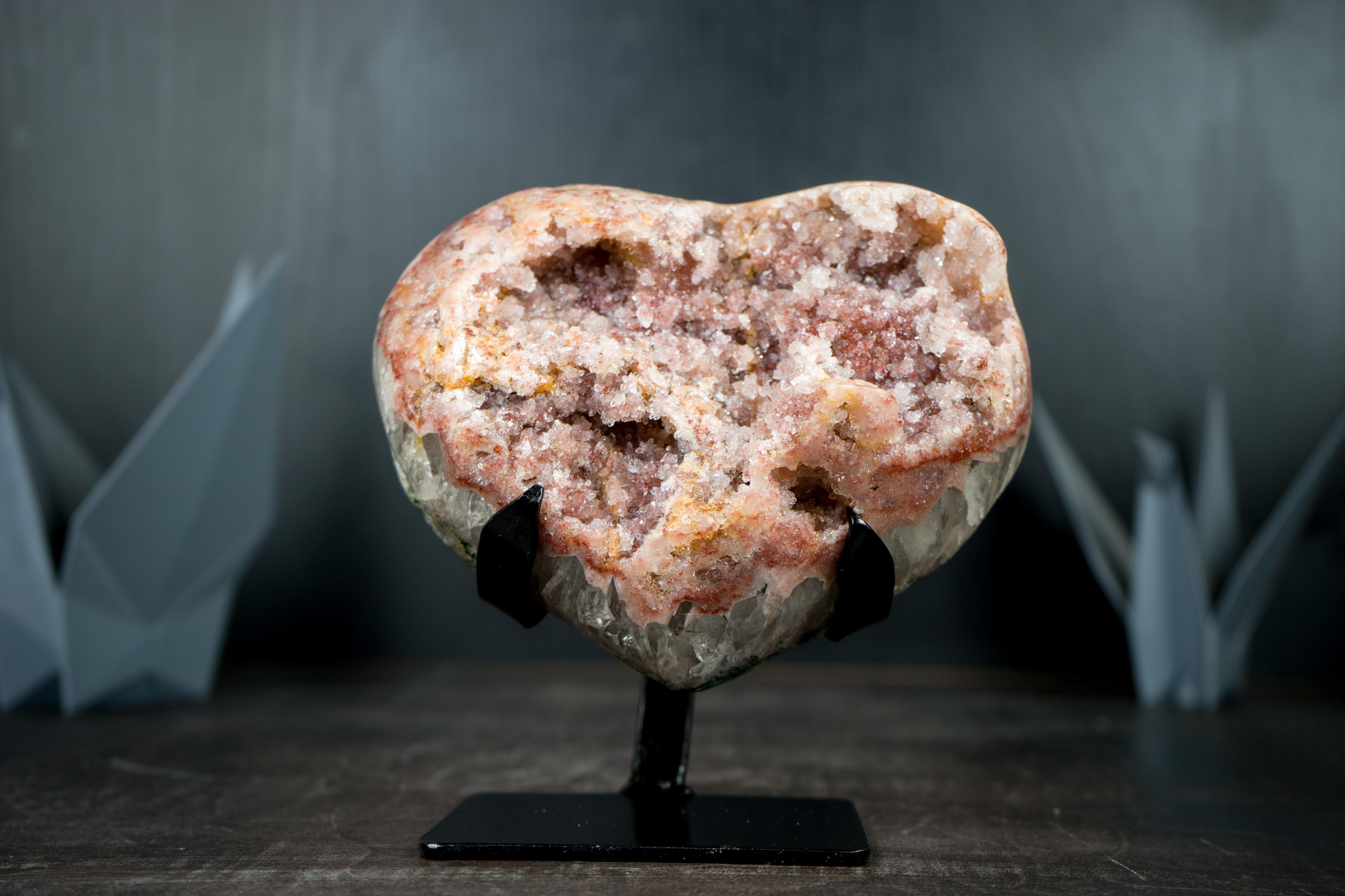 XXI secolo e contemporaneo Cuore di ametista rosa con rara ametista rosa druzy, regalo di cristallo di piccole dimensioni in vendita