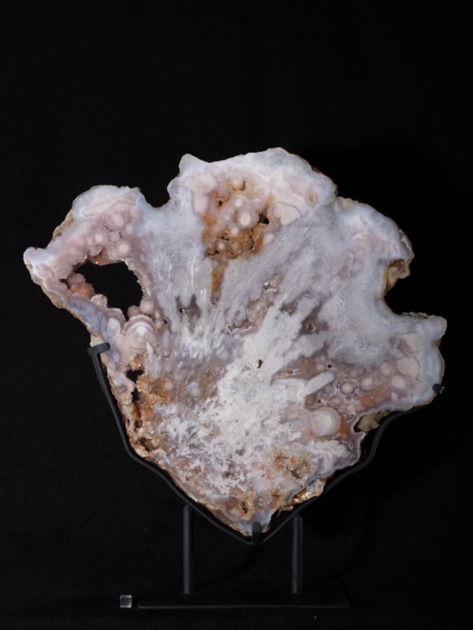 L'améthyste est un quartz contenant des traces d'oxyde de manganèse qui sont responsables de la couleur violette. L'améthyste se trouve généralement dans les cavités de la roche volcanique et est également présente dans les couloirs de minerai. Le