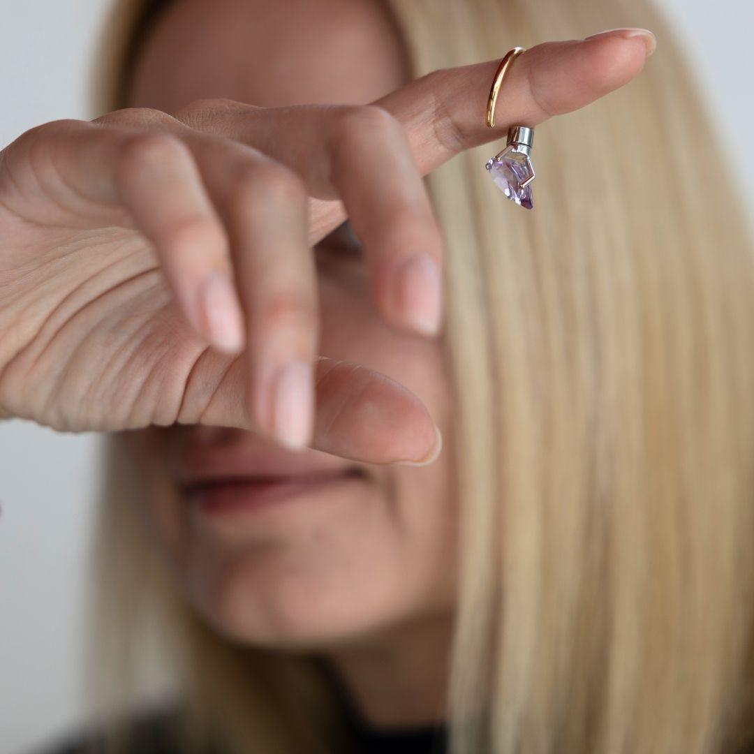 Pink Amethyst, Pear Cut  '4.5 Carat' in a Golden Yellow Ring, 18k For Sale 5