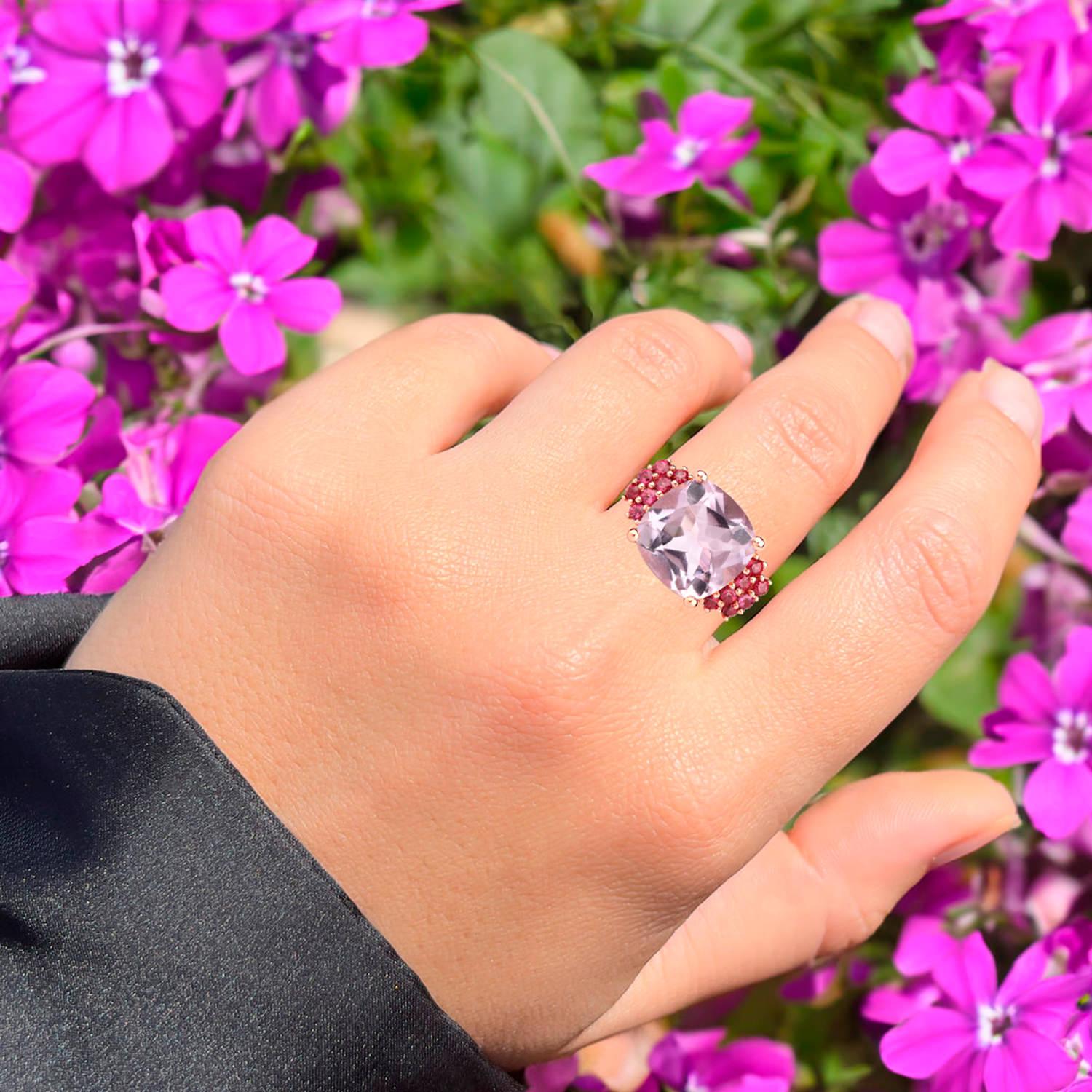Viene con la Tasación Gemológica por GIA GG/AJP
Todas las piedras preciosas son naturales
Amatista rosa = 5.20 quilates
14 Granates Rodolita = 0,68 Quilates
Metal: Plata de ley chapada en oro rosa de 18 quilates
Talla del anillo: 7* US
*Se puede