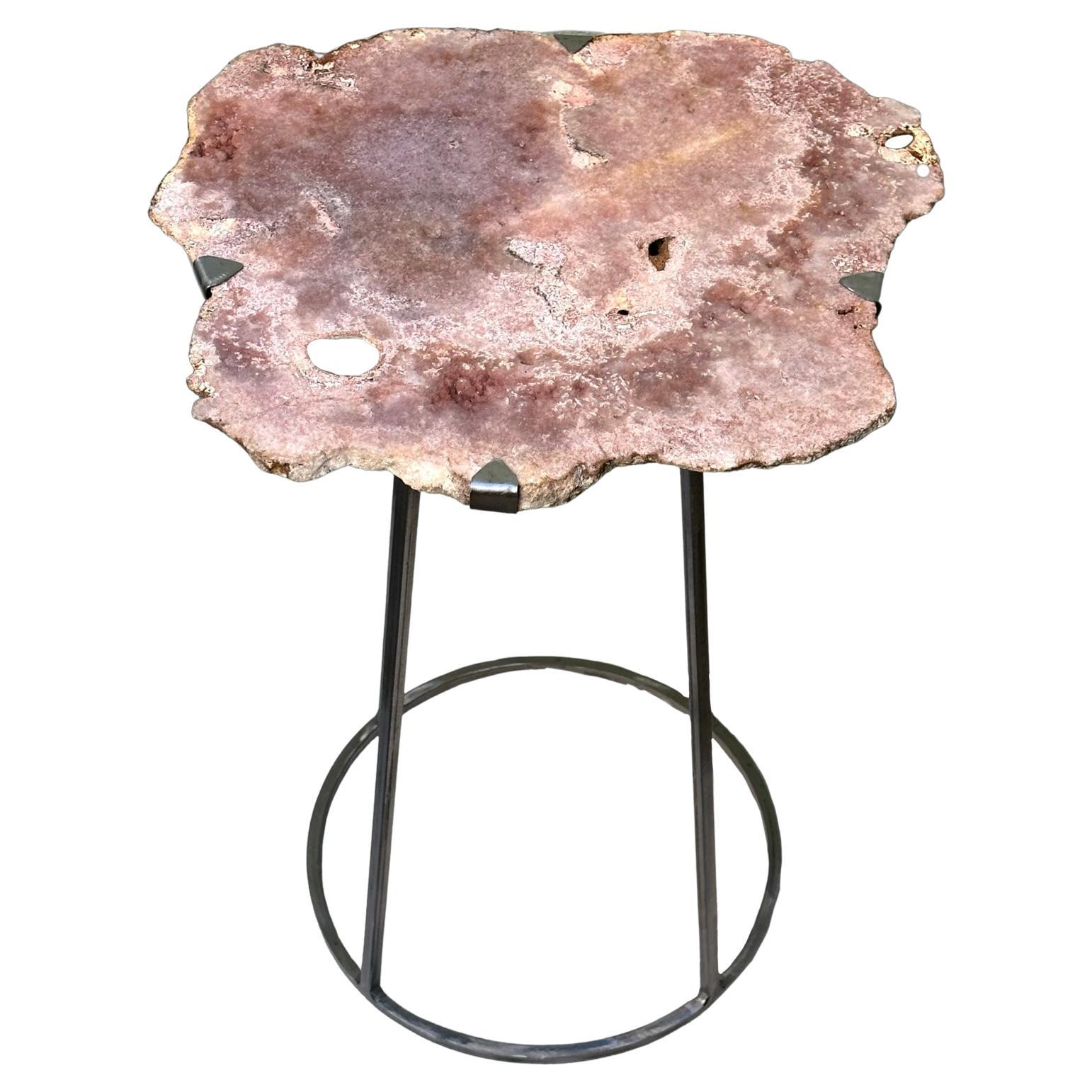 Table forged in natural iron with varnish,
Natural Rose Amethyst top
single table due to the naturalness of the stone.