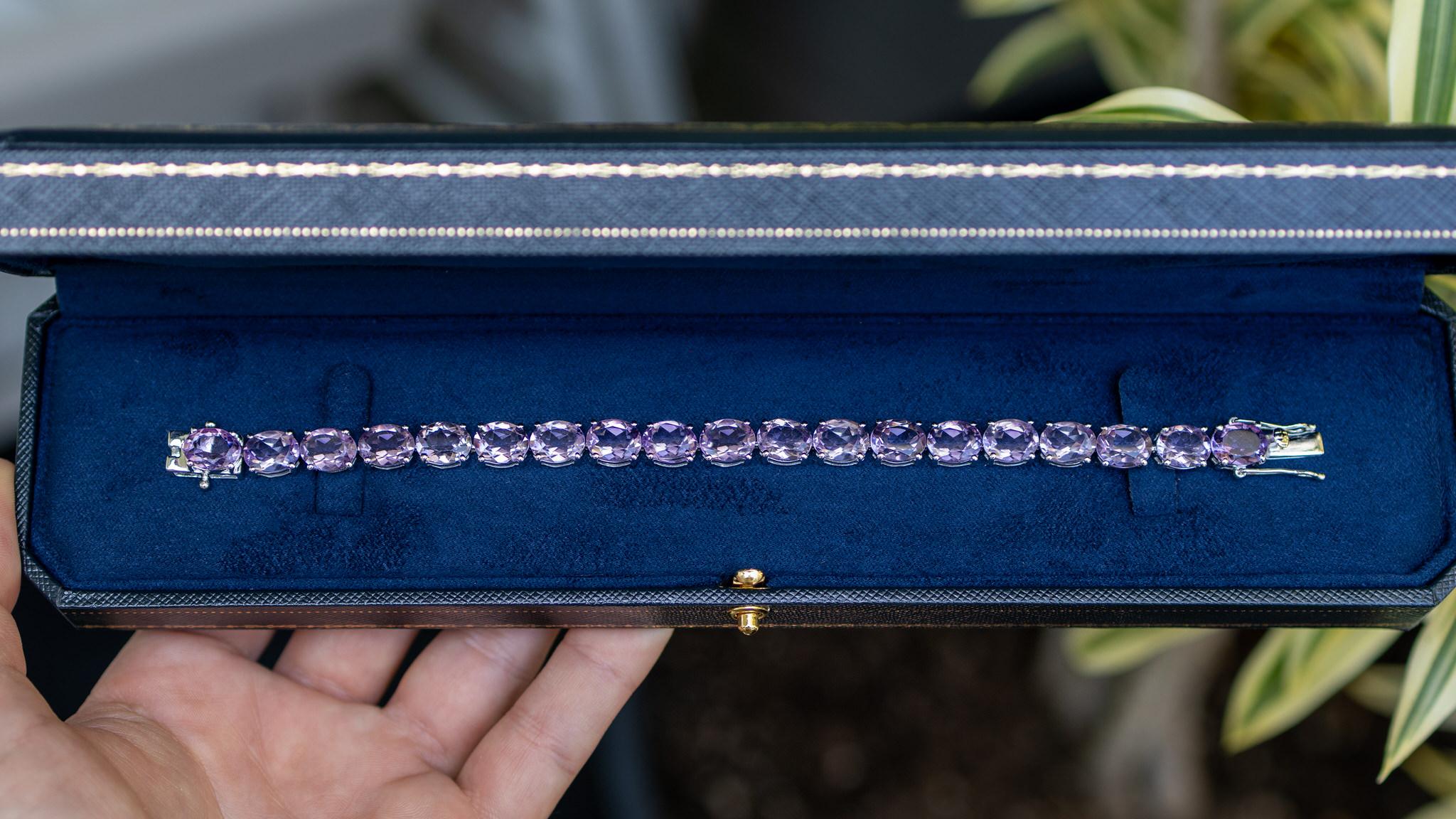 Es kommt mit dem Gemmologischen Gutachten von GIA GG/AJP
Alle Edelsteine sind natürlich
19 Amethyste = 30,00 Karat
Metall: Rhodiniertes Sterling Silber
Länge: 7 Zoll